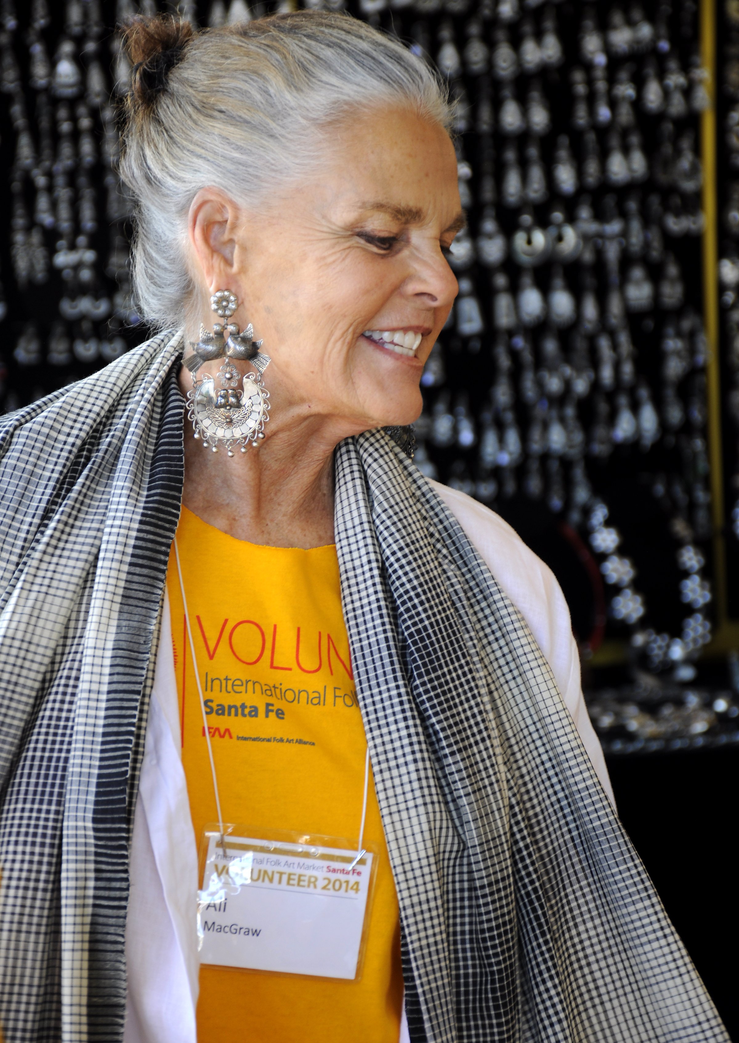 Ali MacGraw works as a volunteer at the annual International Folk Art Market on July 13, 2014, in Santa Fe, New Mexico | Source: Getty Images