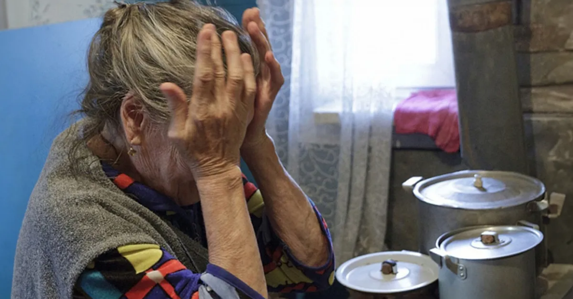 Old woman cries | Source: Shutterstock