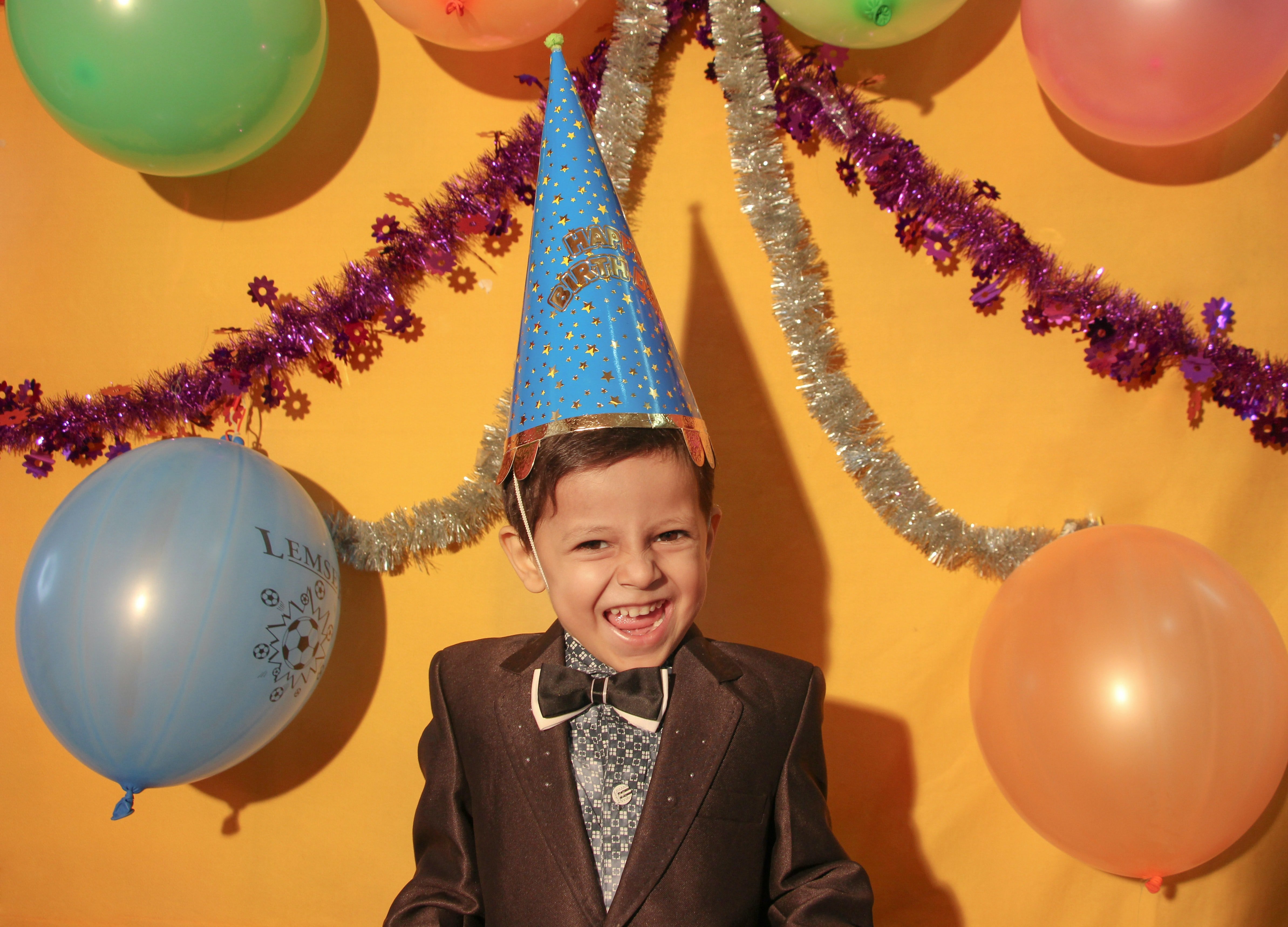 Un niño sonriente celebrando su cumpleaños. | Foto: Unsplash