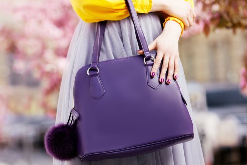 Große violette Handtasche | Quelle: Shutterstock