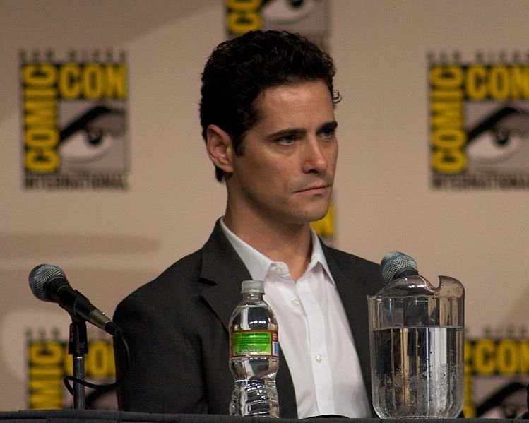 Seth Peterson, listening to a question at the Burn Notice Panel, Comic Con 2009. | Source: Wikimedia Commons