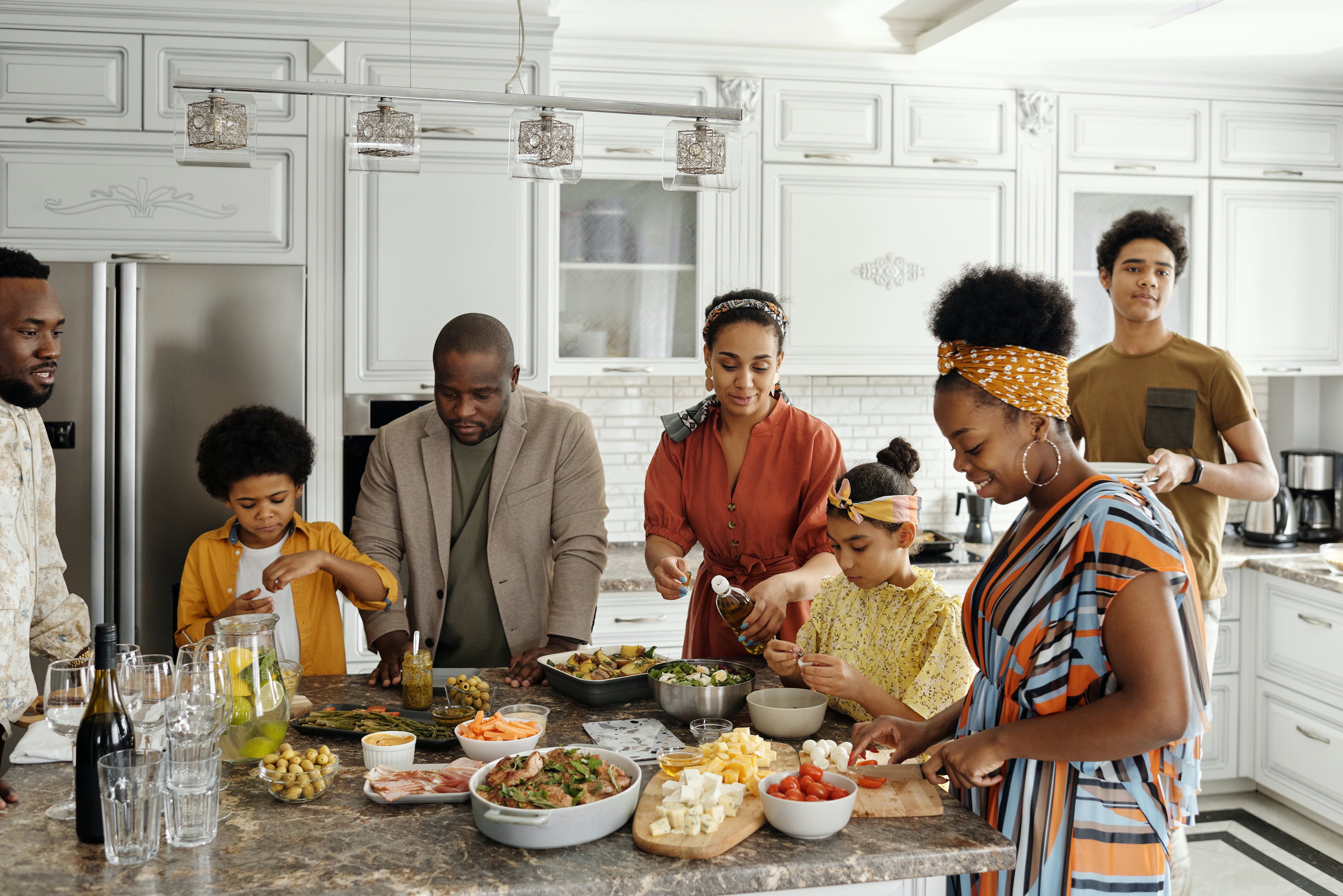A family helping to prepare a holiday meal | Source: Pexels