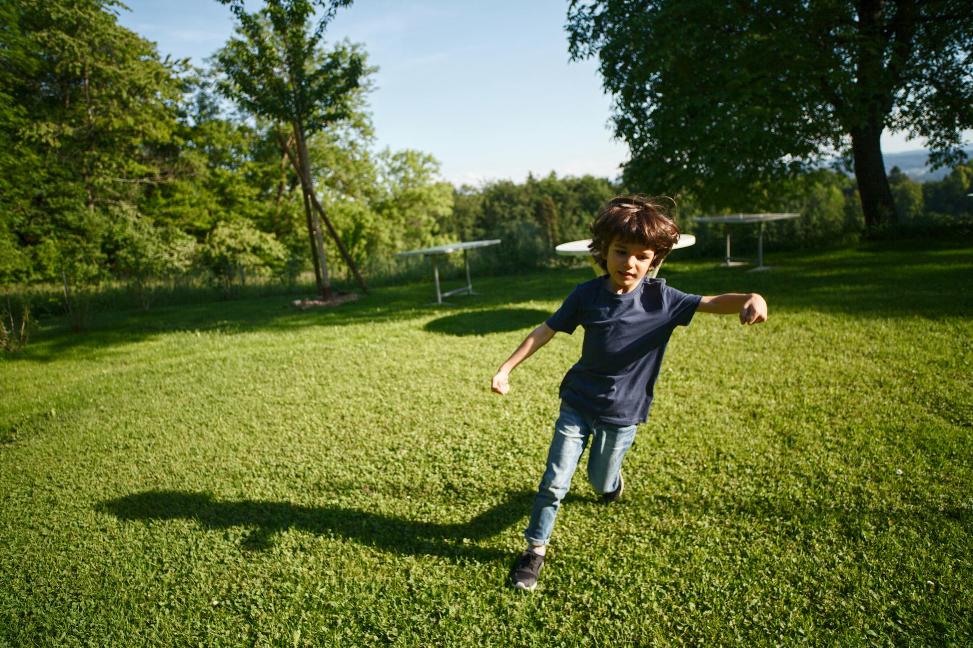 A cheerful boy running | Source: Pexels