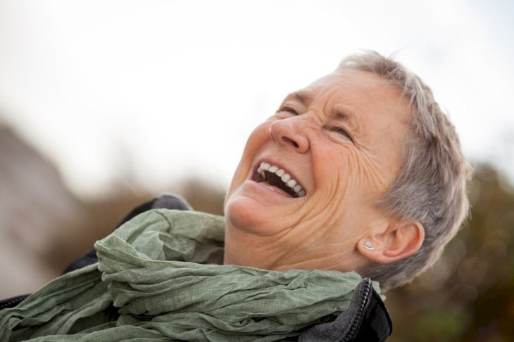 Mujer riendo. | Imagen tomada de: Shutterstock Mujer riendo. | Imagen tomada de: Shutterstock