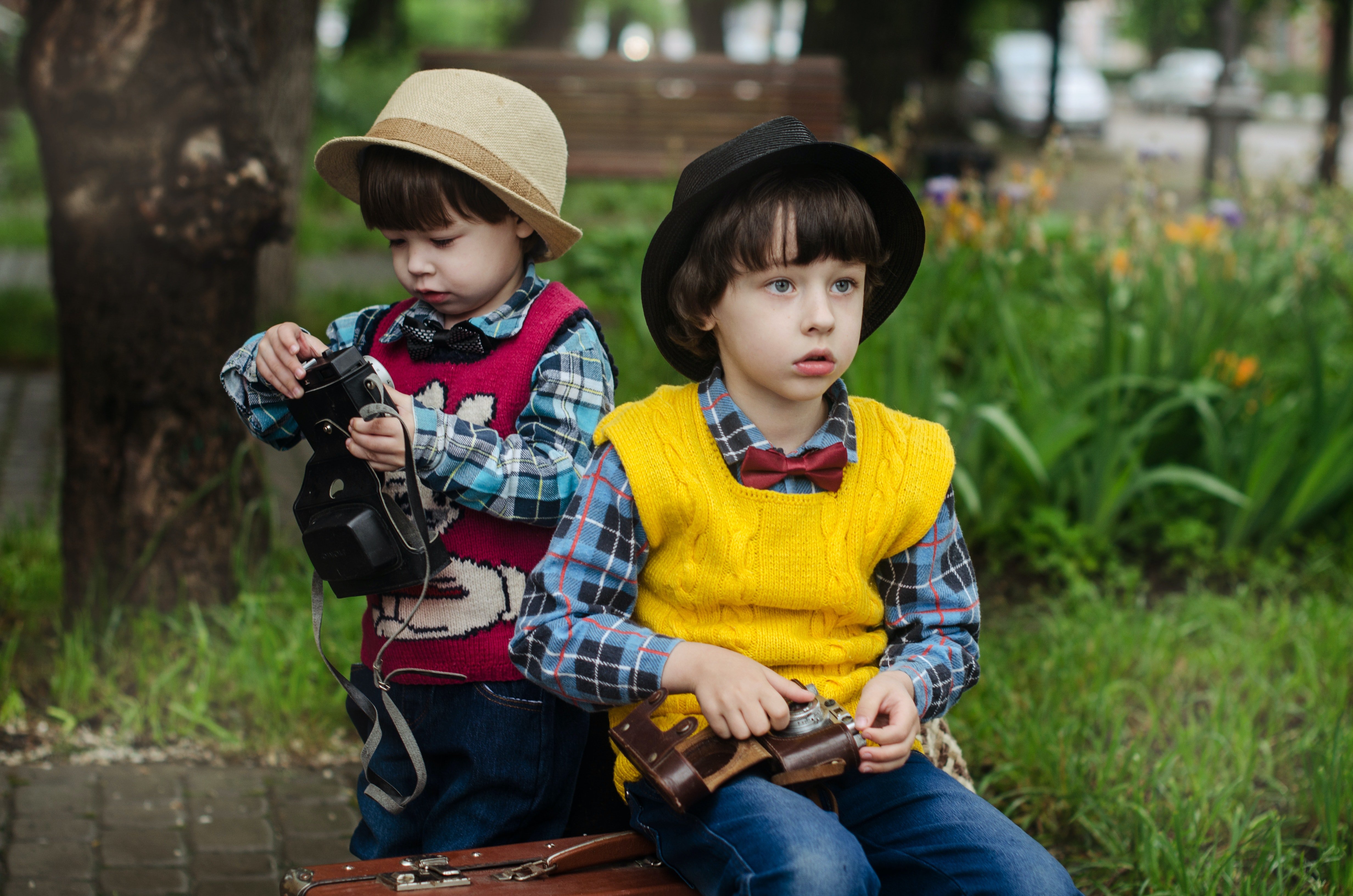 Un par de niños al aire libre. | Foto: Pexels