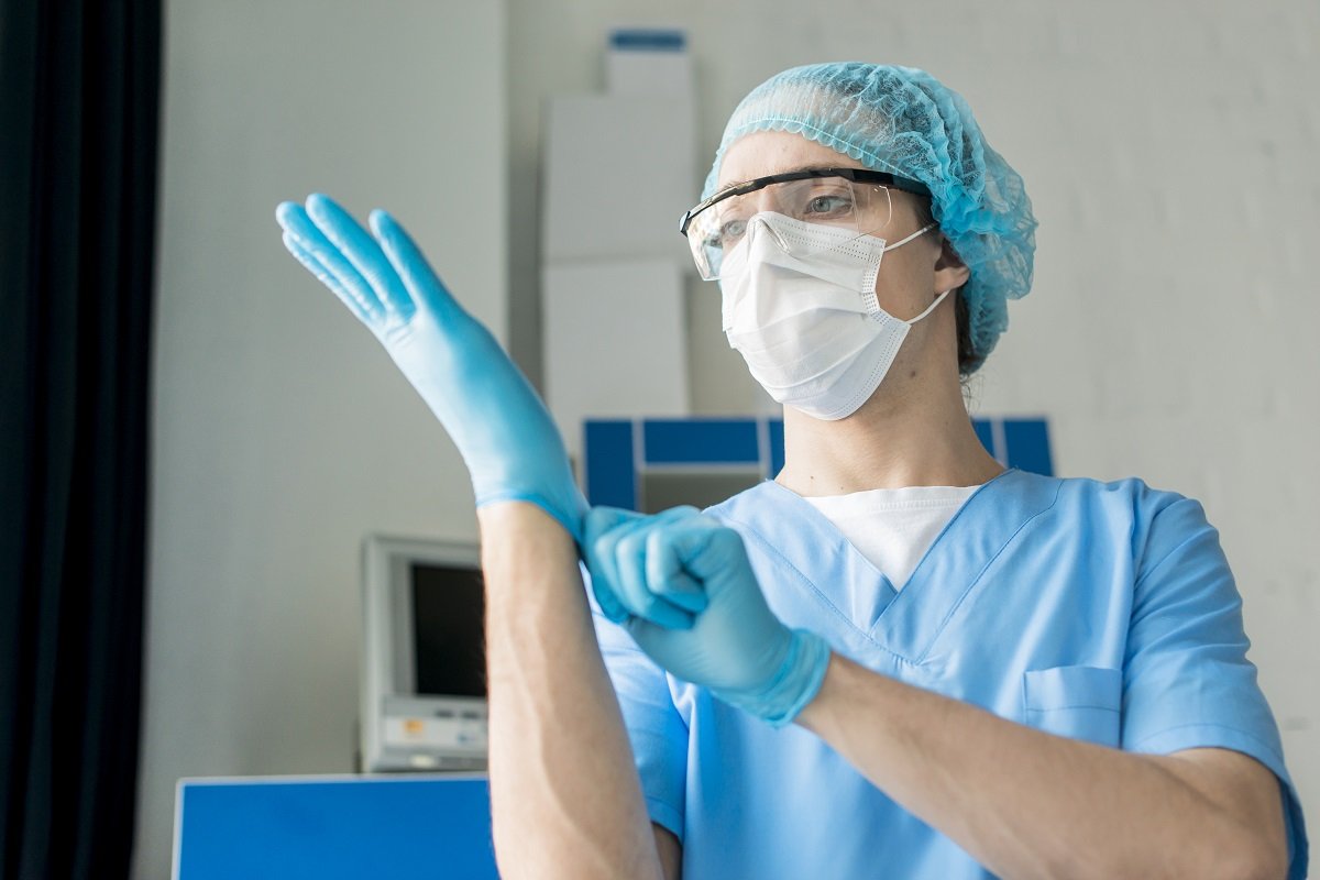 Miembro del personal sanitario se coloca guantes de látex. | Foto: Freepik Miembro del personal sanitario se coloca guantes de látex. | Foto: Freepik