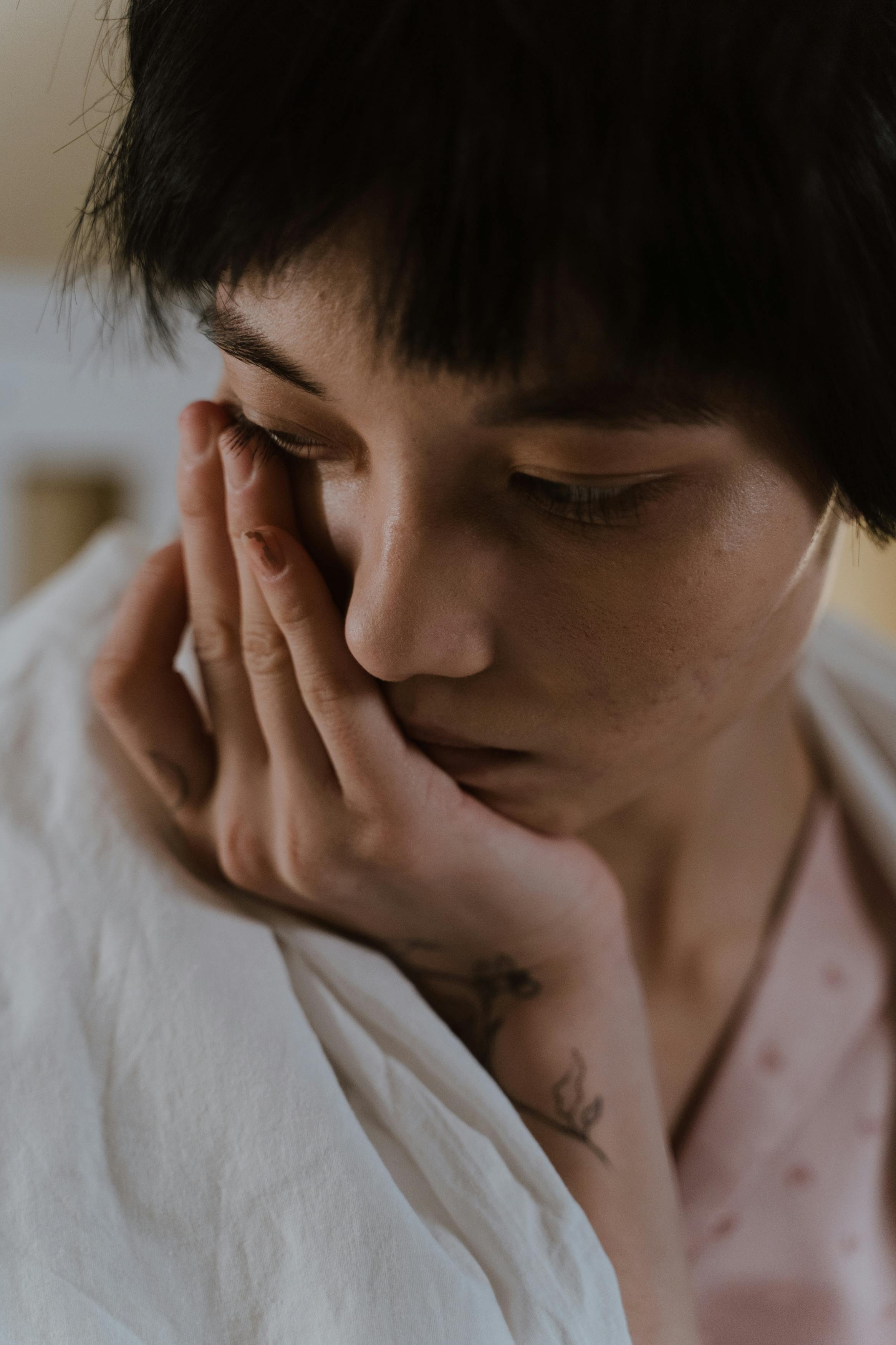 A woman wiping her tears | Source: Pexels