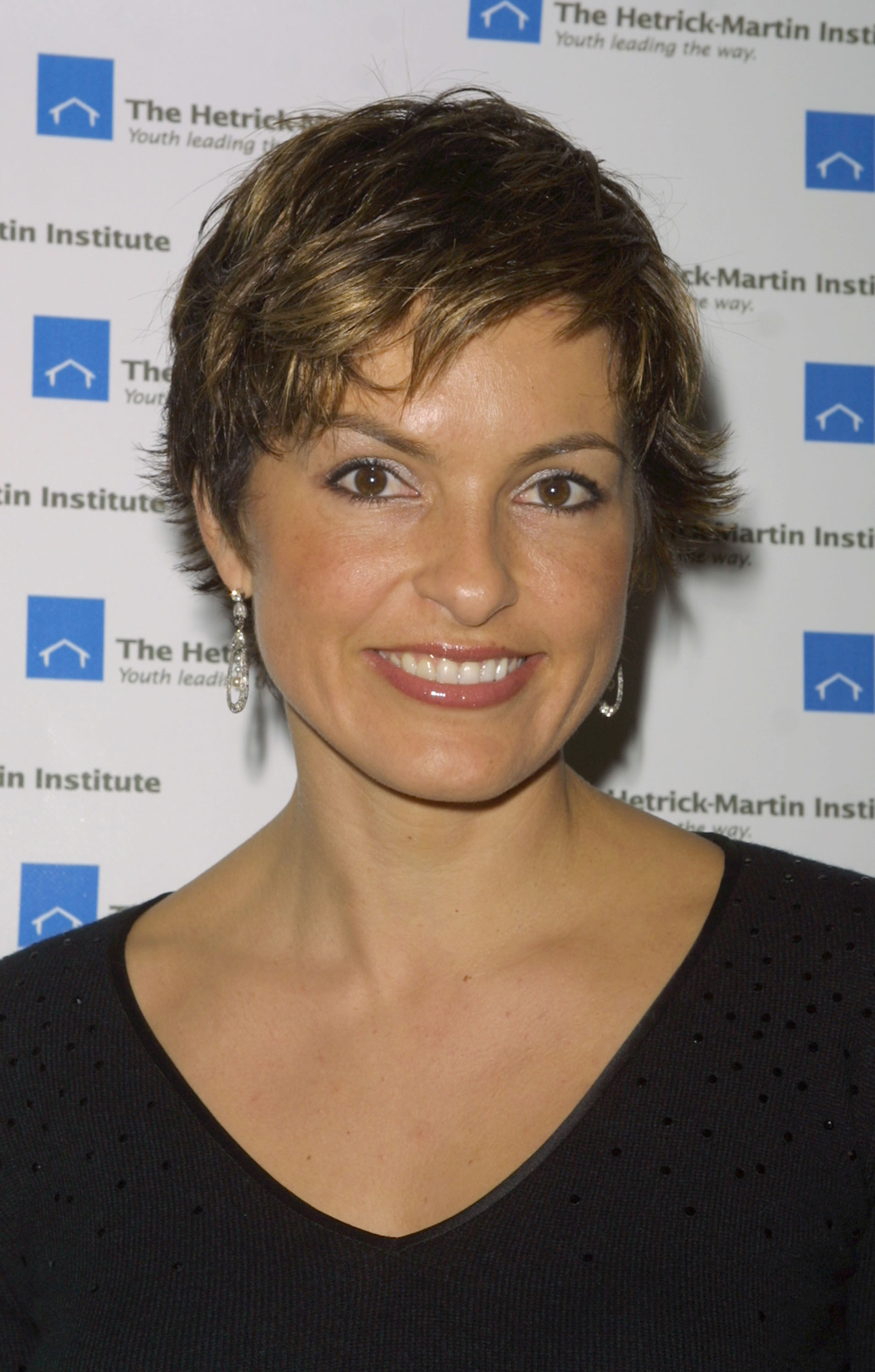 Gone is the bob — in its place, a tousled, caramel-highlighted pixie cut with feathered layers that frame her face in a decisively fresh direction, debuted at a New York City charity gala.