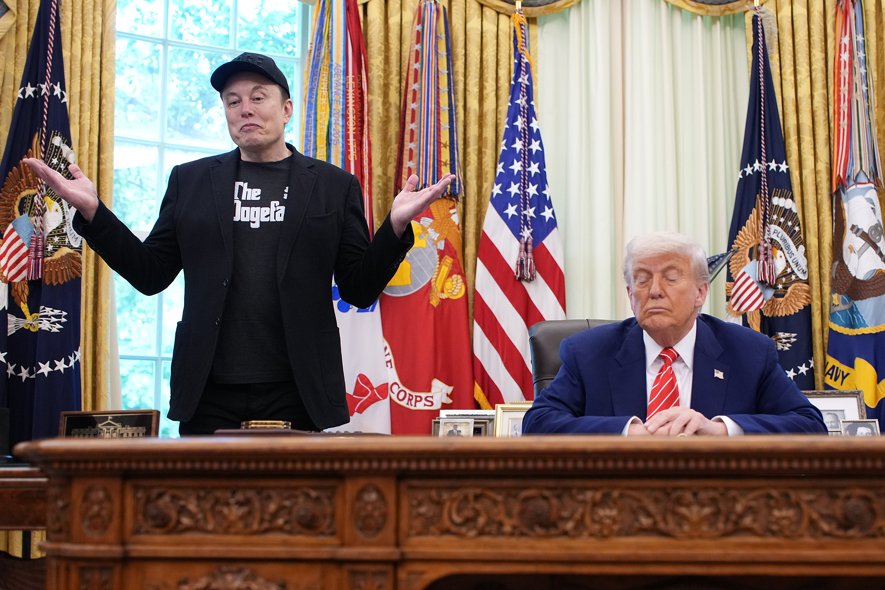 Musk stands beside President Donald Trump at the Oval Office, his bruised eye immediately catching attention during the live press event.