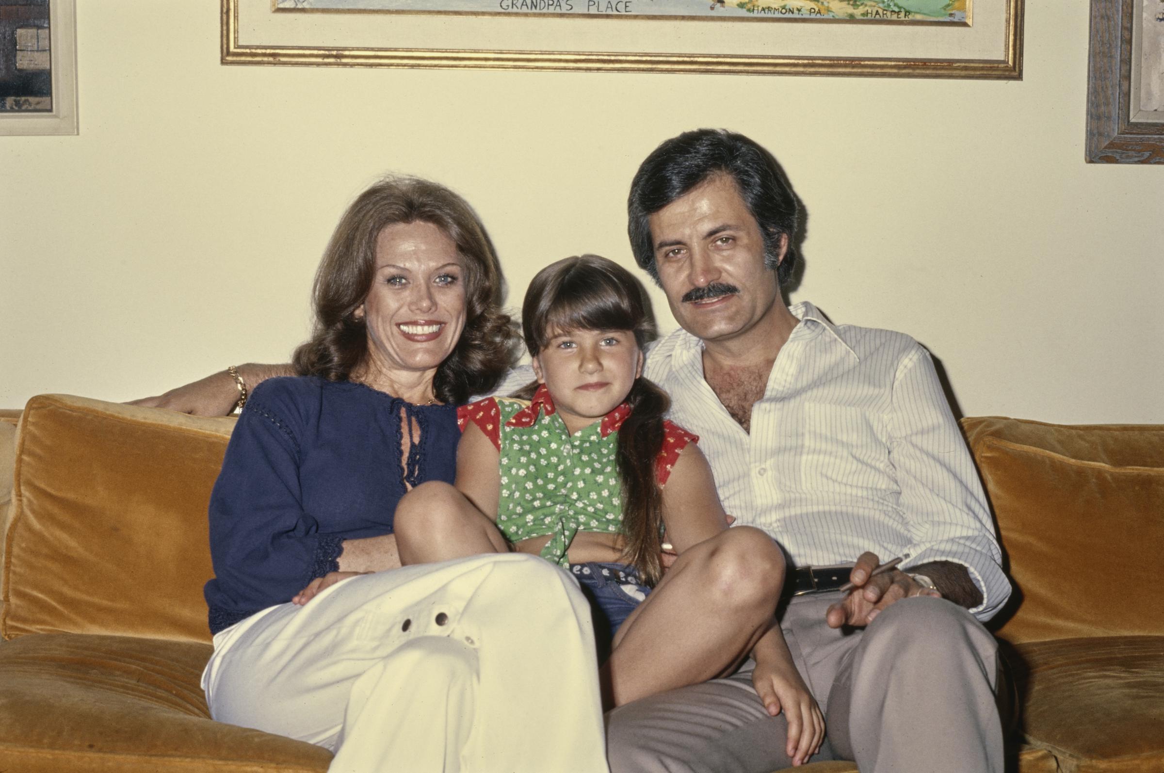 Nancy Dow and John Aniston with their daughter, Jennifer Aniston, in their Sherman Oaks, California home circa 1975 | Source: Getty Images