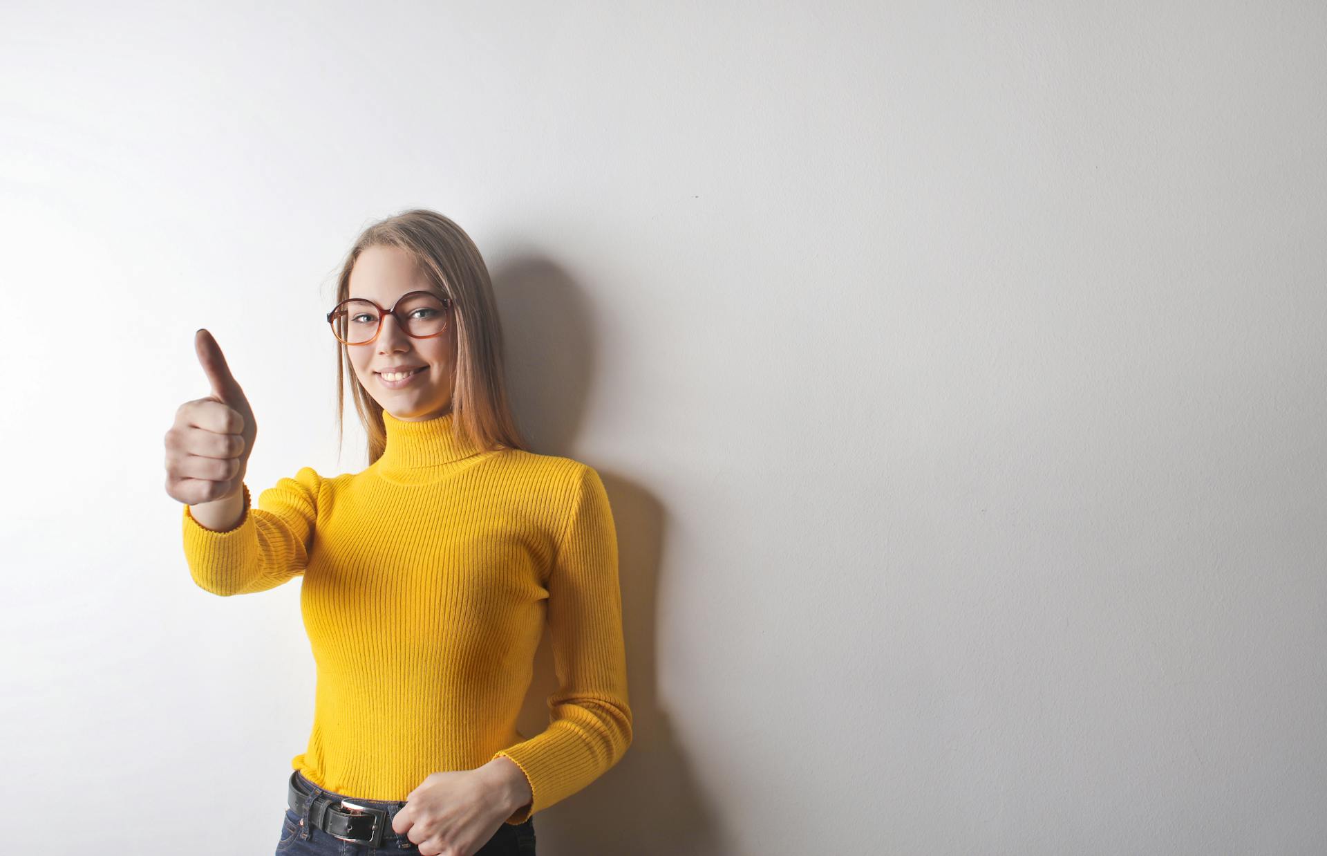 A woman giving a thumbs-up | Source: Pexels