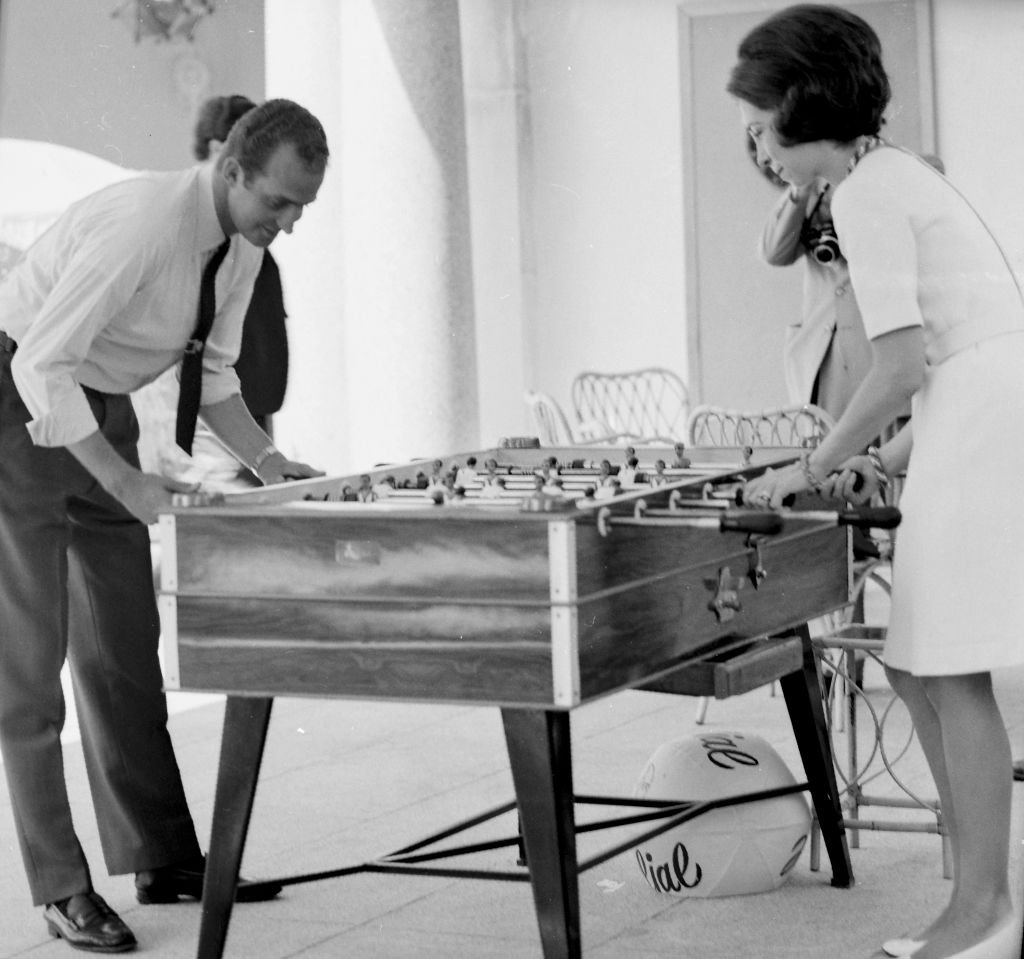 Los príncipes Juan Carlos de Borbón y Sofía de Grecia juegan al fútbol en el jardín del Palacio de la Zarzuela, 1 de enero de 1970, Madrid, España. I Foto: Getty Images Los príncipes Juan Carlos de Borbón y Sofía de Grecia juegan al fútbol en el jardín del Palacio de la Zarzuela, 1 de enero de 1970, Madrid, España. I Foto: Getty Images