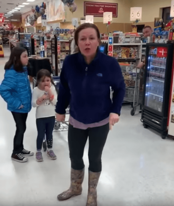 Une femme blanche est surprise en train d'attaquer un couple noir dans un supermarché ShopRite. l Source: YouTube/JustRandomStuff