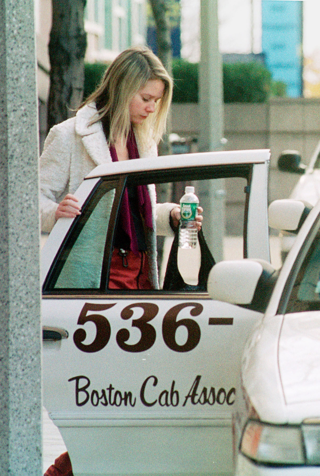Lee Starkey gets into a cab in Boston after leaving Brigham and Women's Hospital on November 28, 2001 | Source: Getty Images