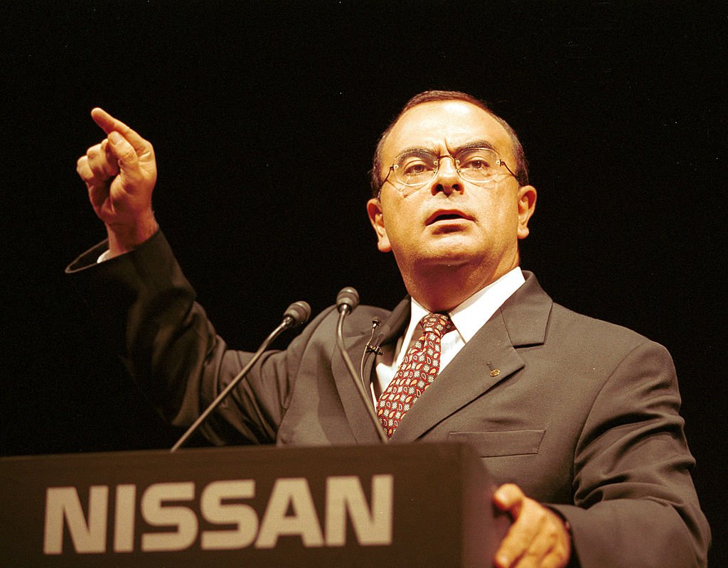 Carlos Ghosn, expresidente de Nissan, habla en una conferencia de prensa en Tokio el 30 de agosto de 2000 para presentar el nuevo Bluebird Sylphy. | Foto: Getty Images