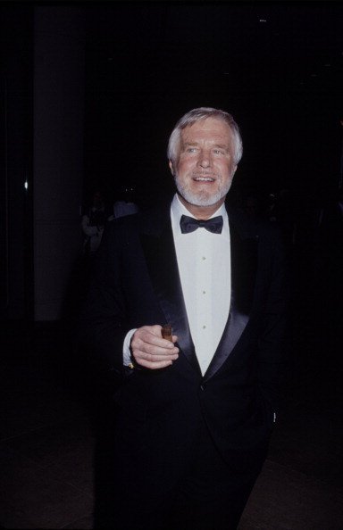 George Peppard holding a Cigar| Photo:Getty Images)