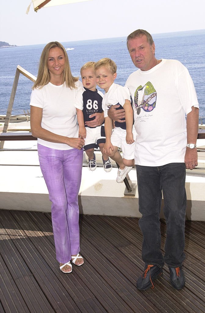 Yves Rénier, épouse et enfants lors du Festival de Télévision de Monte-Carlo 2002. | Photo : Getty Images