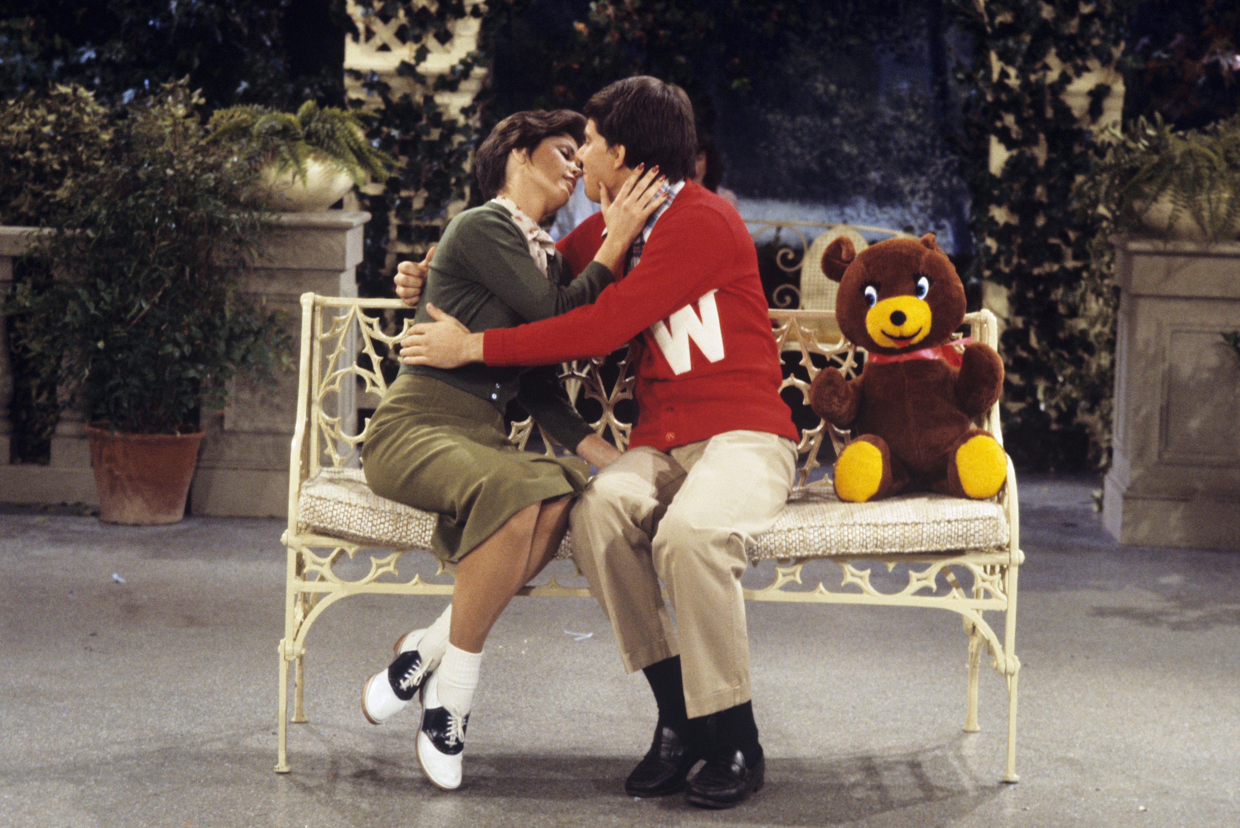 Lorrie Mahaffey and Anson Williams about to kiss on a bench on the "Potsie Gets Pinned" episode of "Happy Days" in 1978 | Source: Getty Images