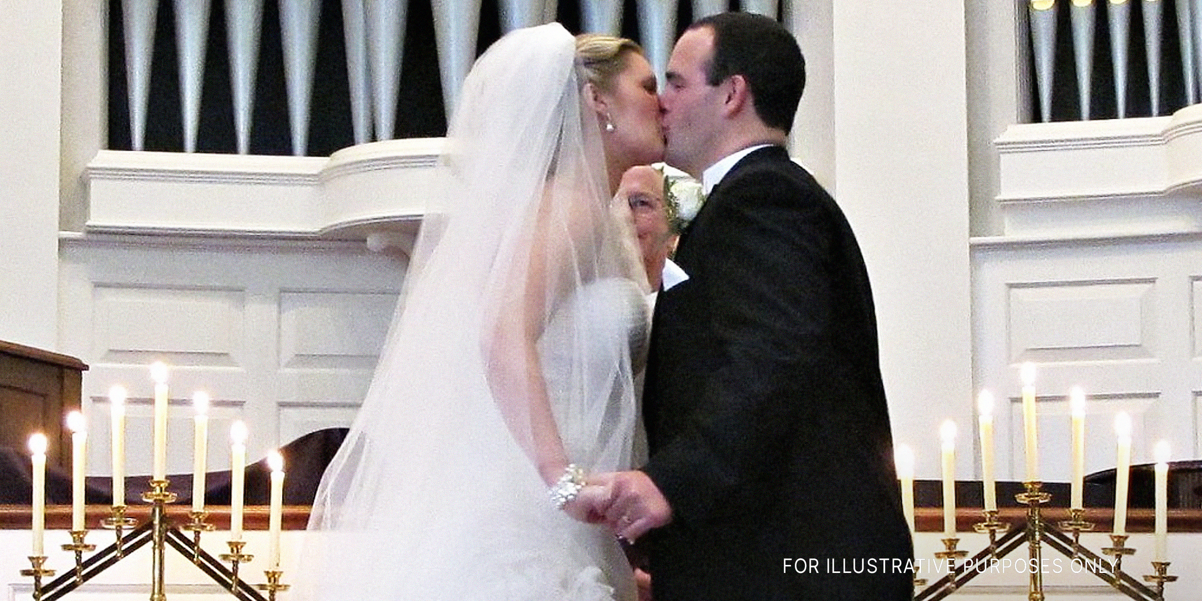 Couple's first kiss at the altar | Source: Flickr