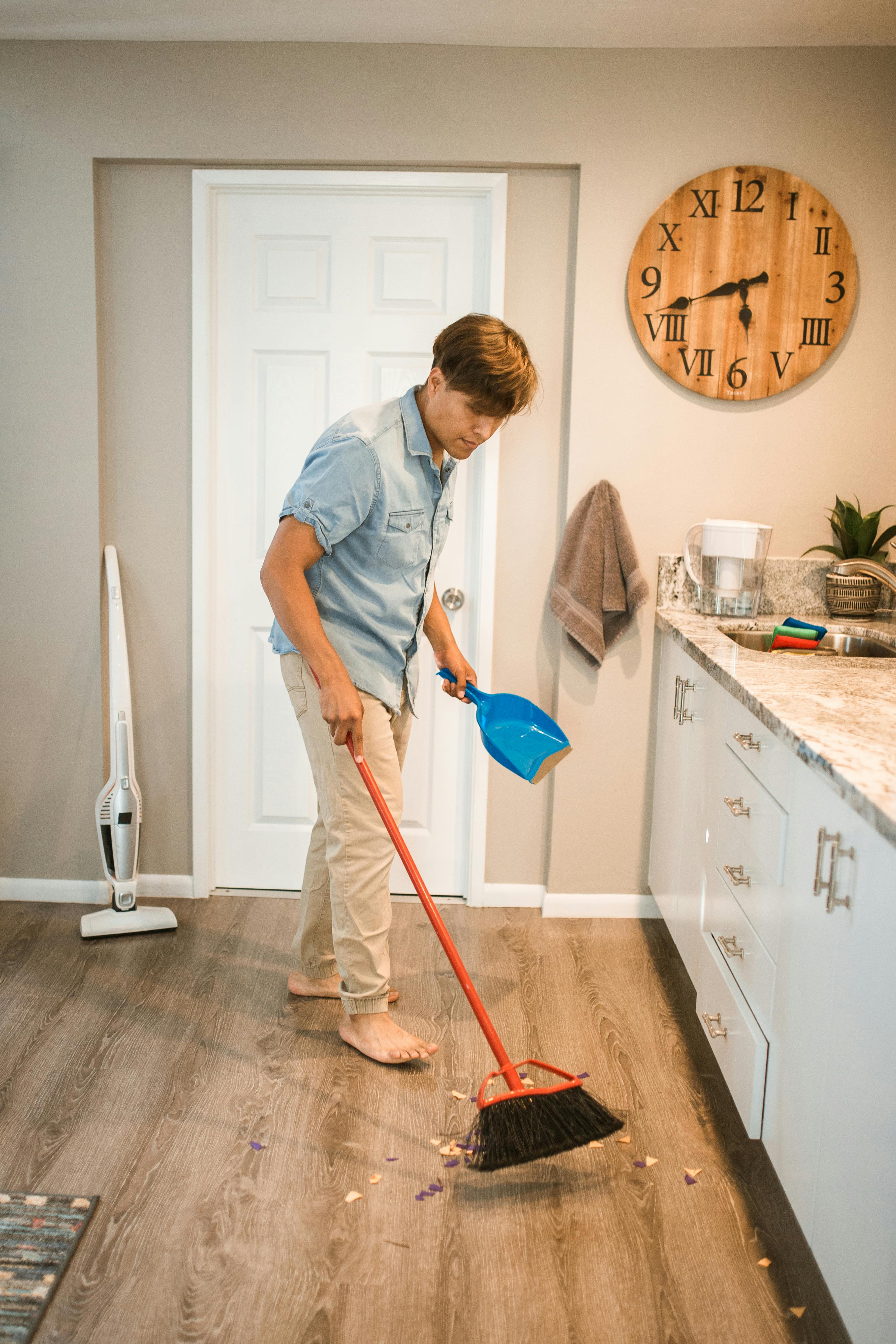 A man cleaning his kitchen floor | Source: Pexels