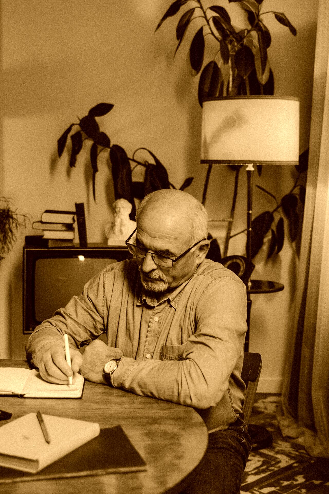 Anciano escribiendo carta. | Foto: Pexels
