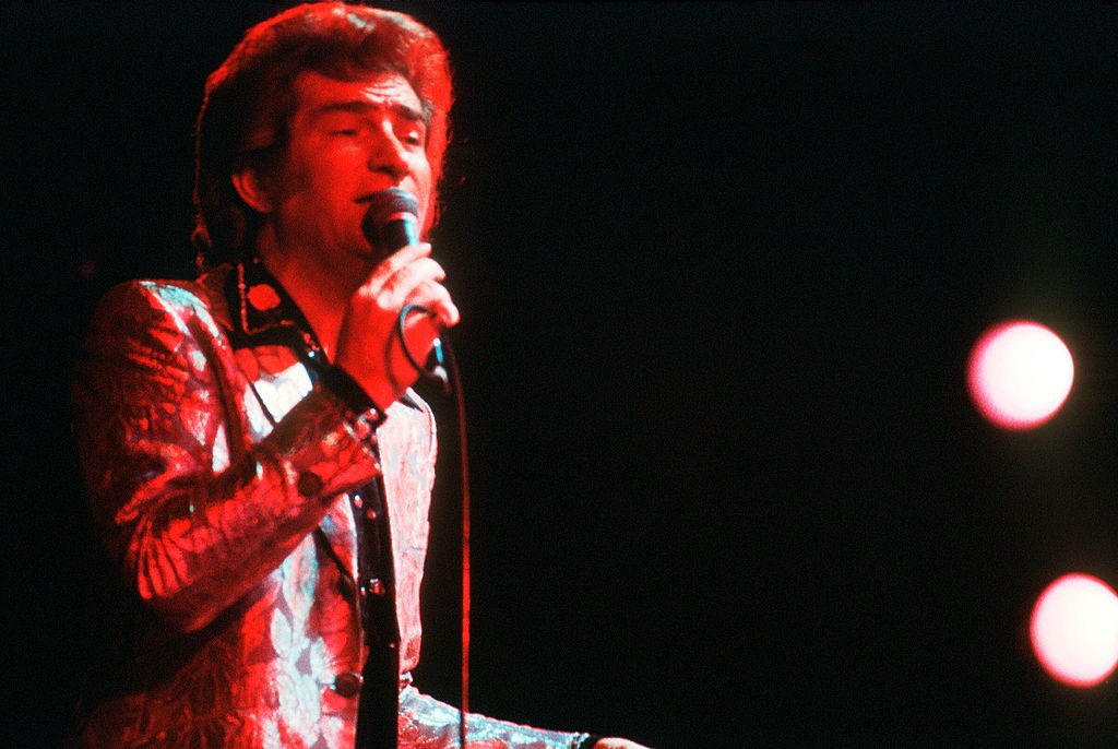 Eddy Mitchell se produit sur scène, Paris, 1975. Photo : Getty Images