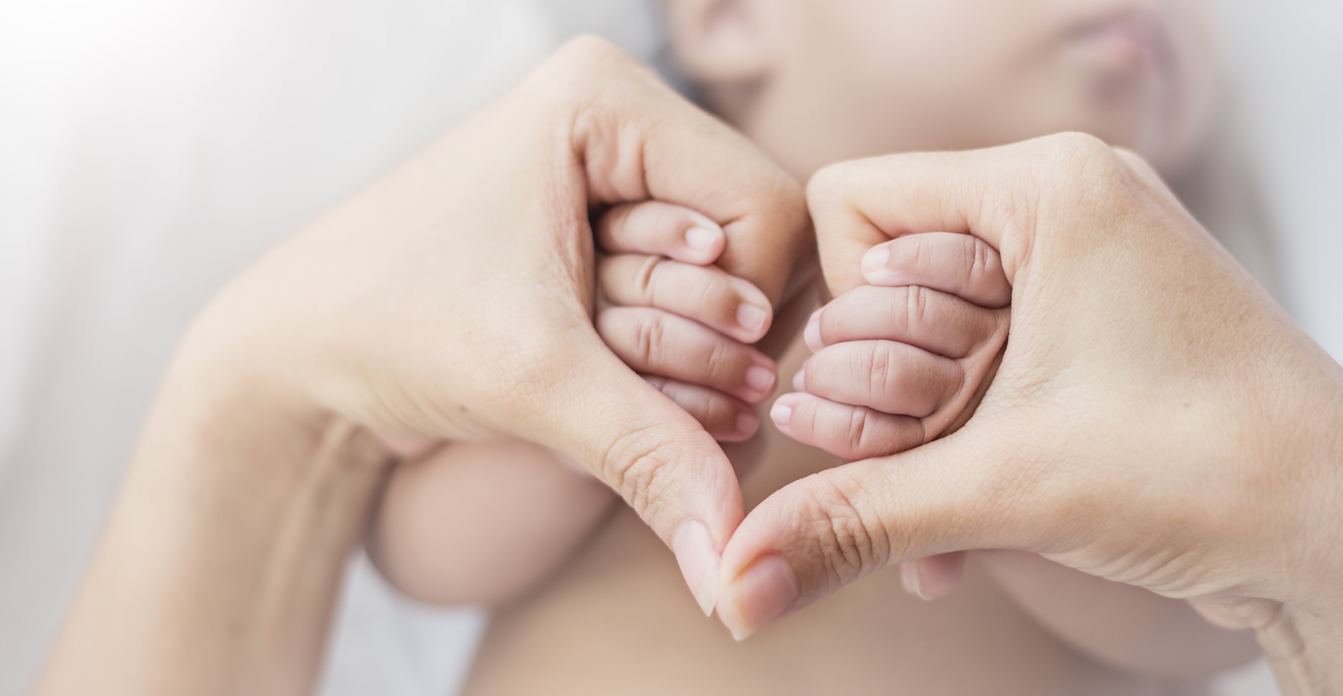 Bebé junto a su madre. | Foto: Shutterstock