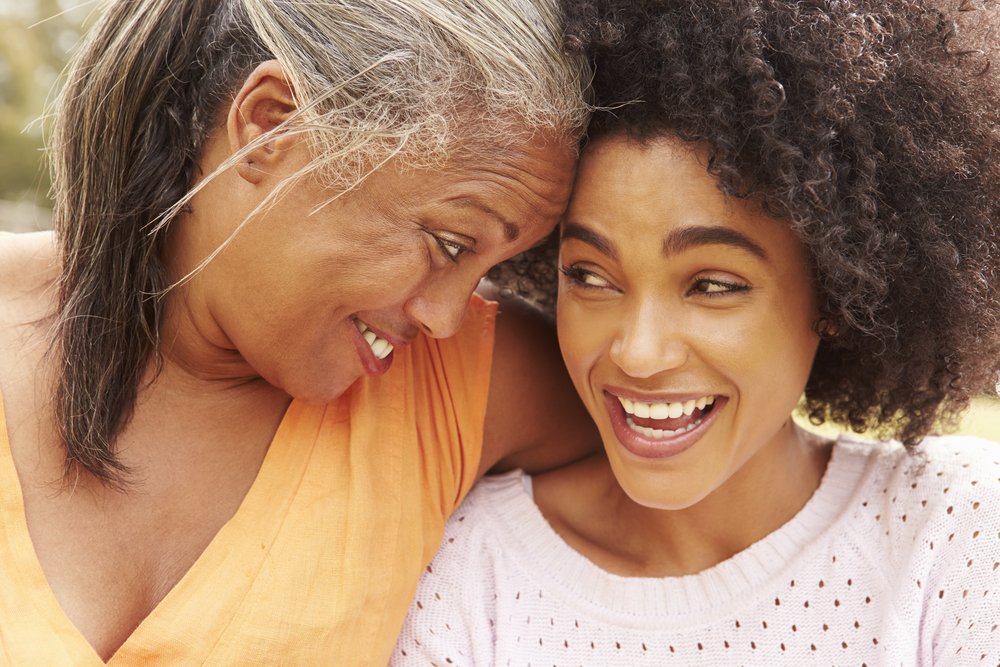 Retrato de madre con hija adulta en el parque. Fuente: Shutterstock