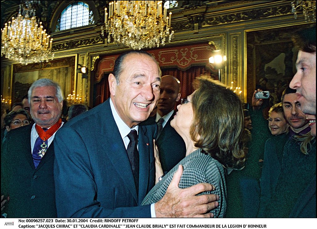 Jacques Chirac et Claudia Cardinale lors de la nomination de Jean Claude Brialy en tant que commandant de la Légion d'honneur. | Photo : Getty Images