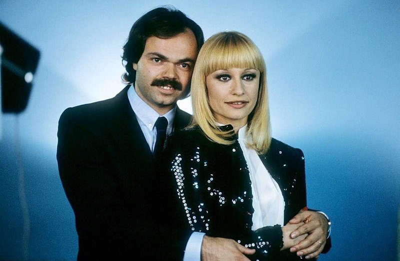 Sergio Japino y Raffaella Carrà. | Imagen: Wikipedia Sergio Japino y Raffaella Carrà. | Imagen: Wikipedia