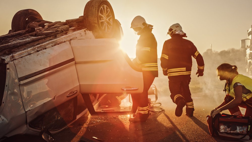 Bomberos atendiendo accidente de tránsito. | Foto: Shutterstock.