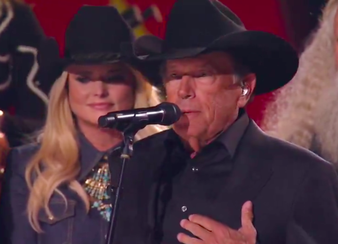 George Strait giving his acceptance speech with Miranda Lambert standing behind him, posted on November 21, 2024 | Source: X/@CountryMusic