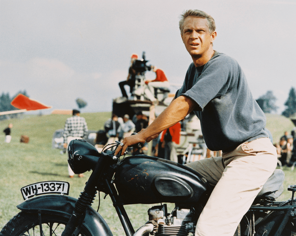 Steve McQueen auf einem Motorrad in einem Promoshoot für den Film "The Great Escape" von 1963. Das Kriegsgefangenendrama unterlag der Regie von John Sturges (1910-1992) und McQueen spielte "Captain Virgil The Cooler King' Hilts". | Quelle: Getty Images