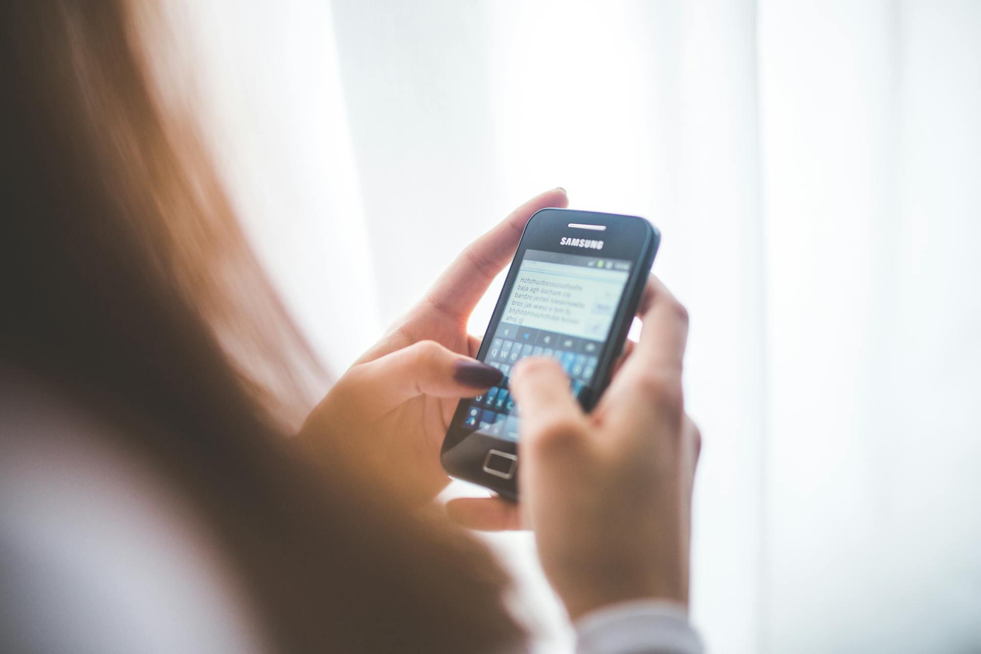 A woman texting her sister | Source: Pexels