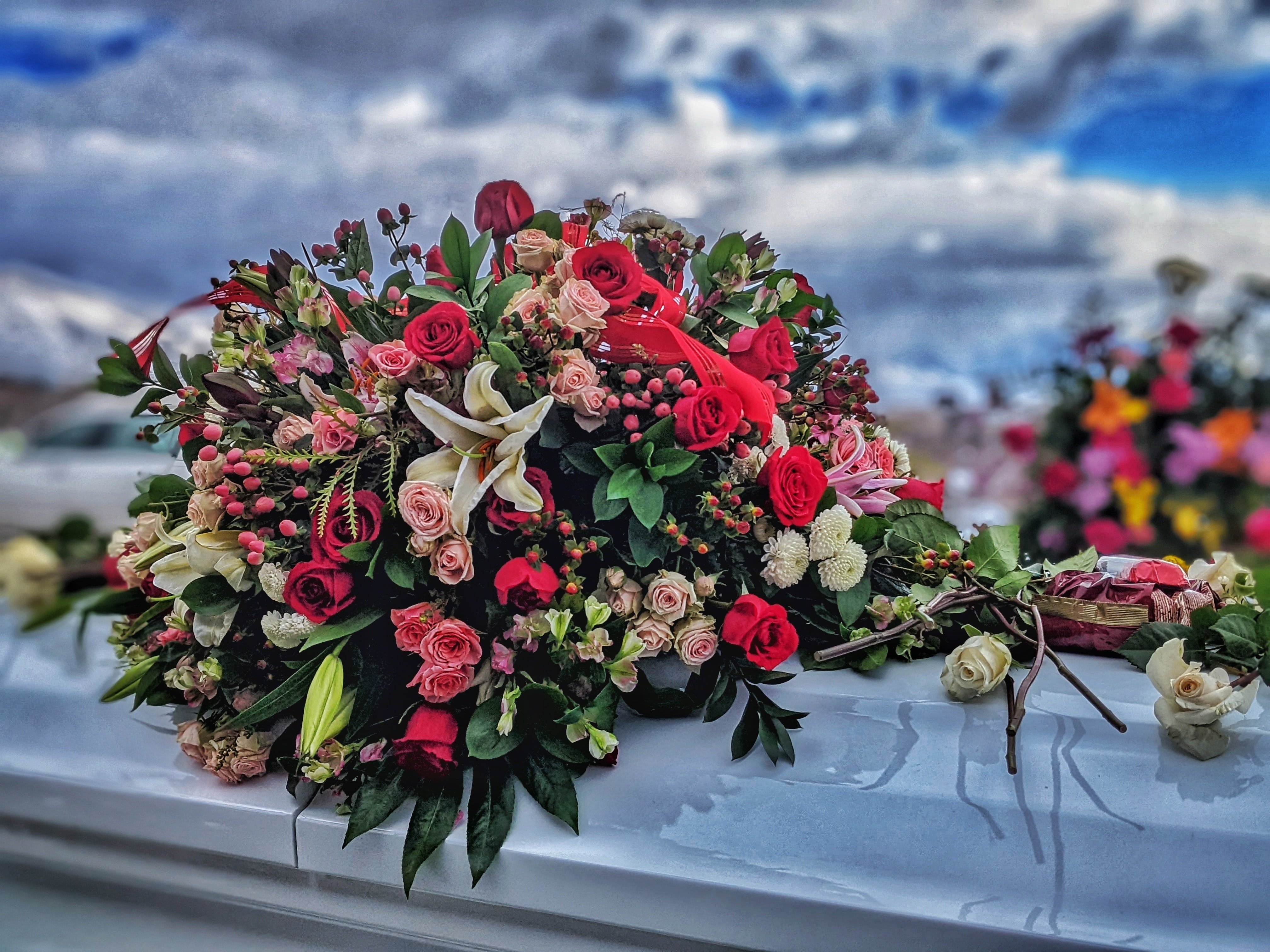 Sam und seine Familie legten Blumen auf das Grab seiner Mutter. | Quelle: Unsplash