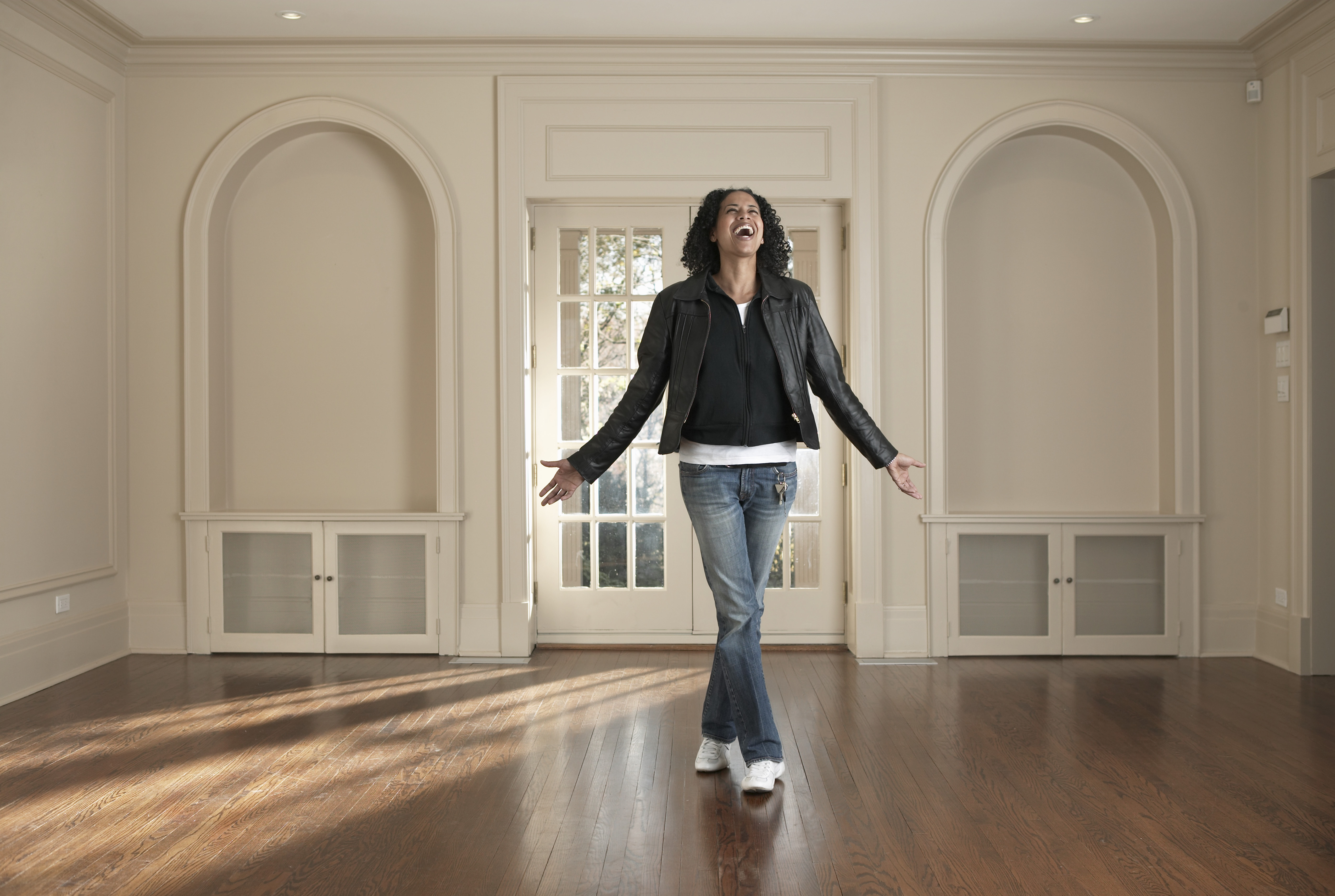 A woman looking at a house | Source: Getty Images