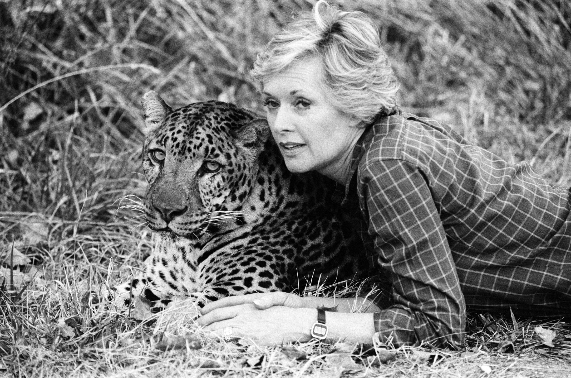 Tippi Hedren with her animals at her San Fernando Valley compound, on January 25, 1982. | Source: Getty Images