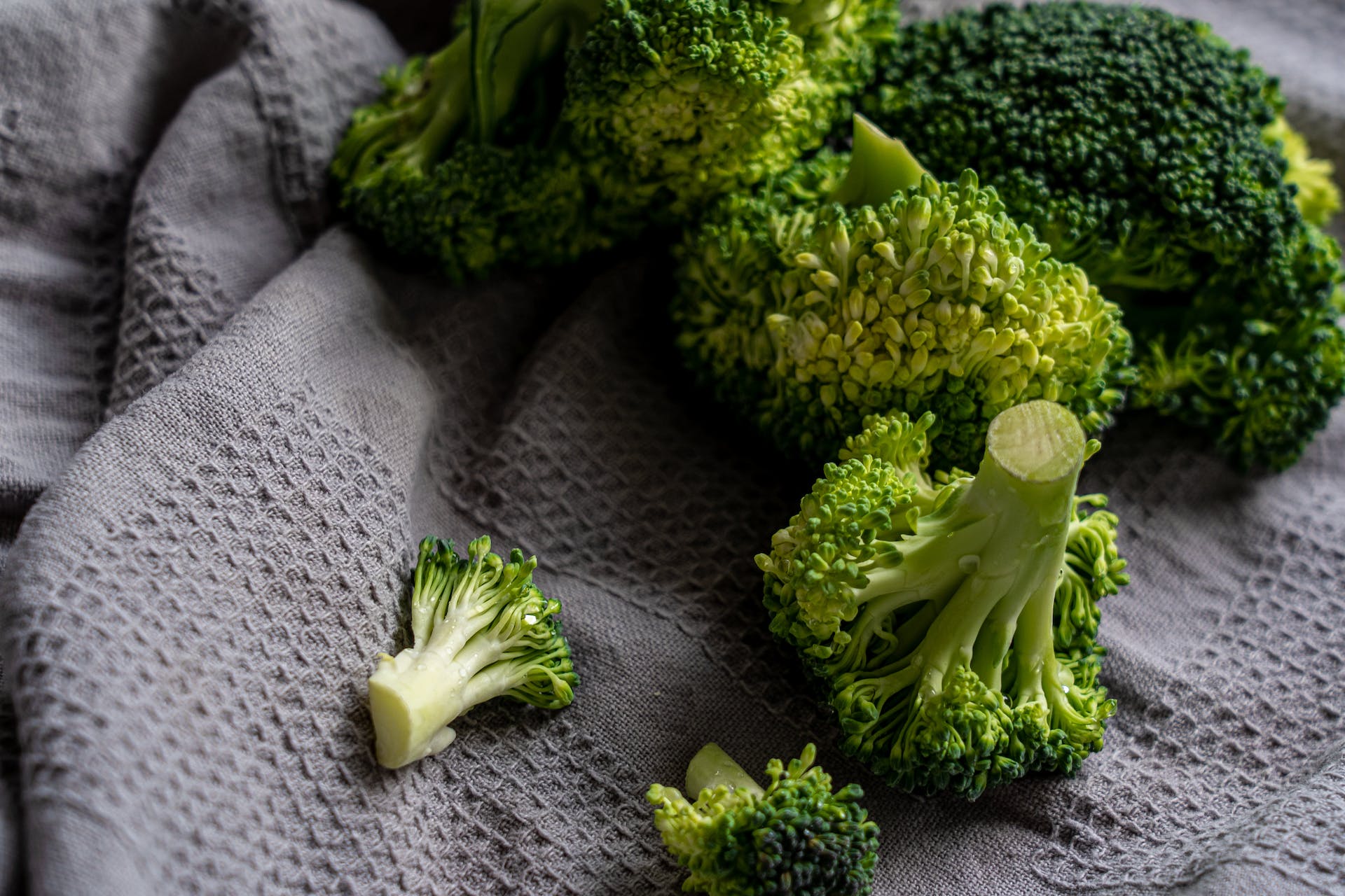 Broccoli on a gray towel | Source: Pexels