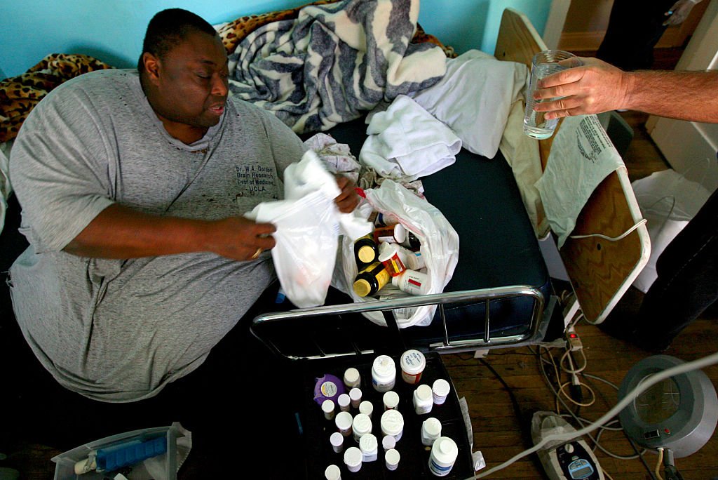 Billi Gordon arranges all the medicines that he takes daily, some twice a day on October 8, 2009 | Source: Getty Images