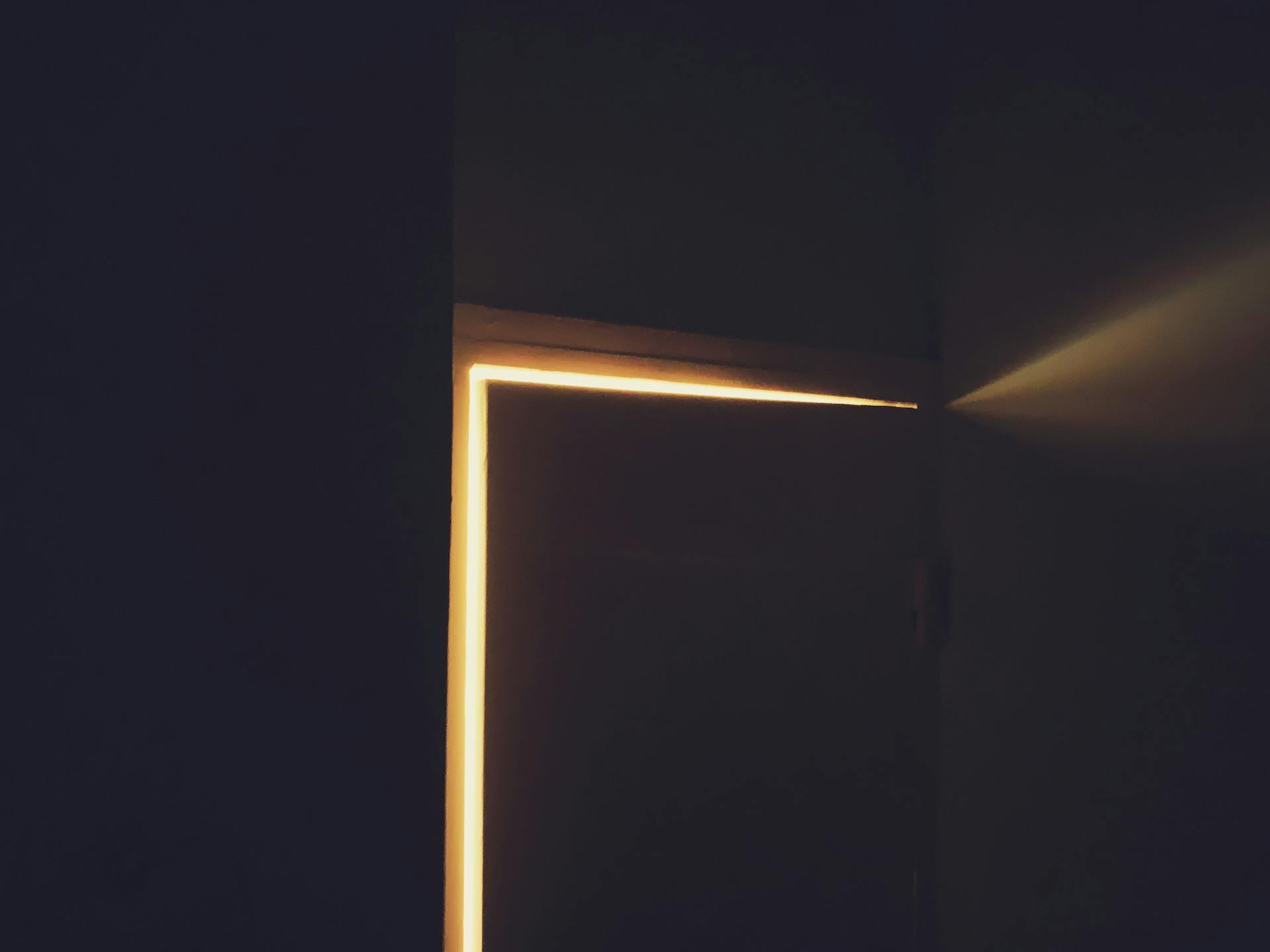 A slightly ajar door | Source: Pexels