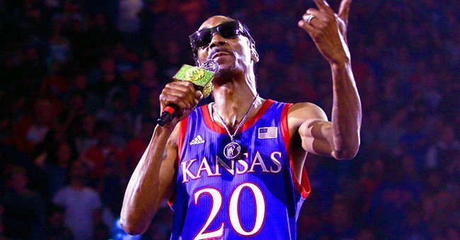 Snoop Dogg performing at the University of Kansas basketball event | Source: Twitter / KU Hoops