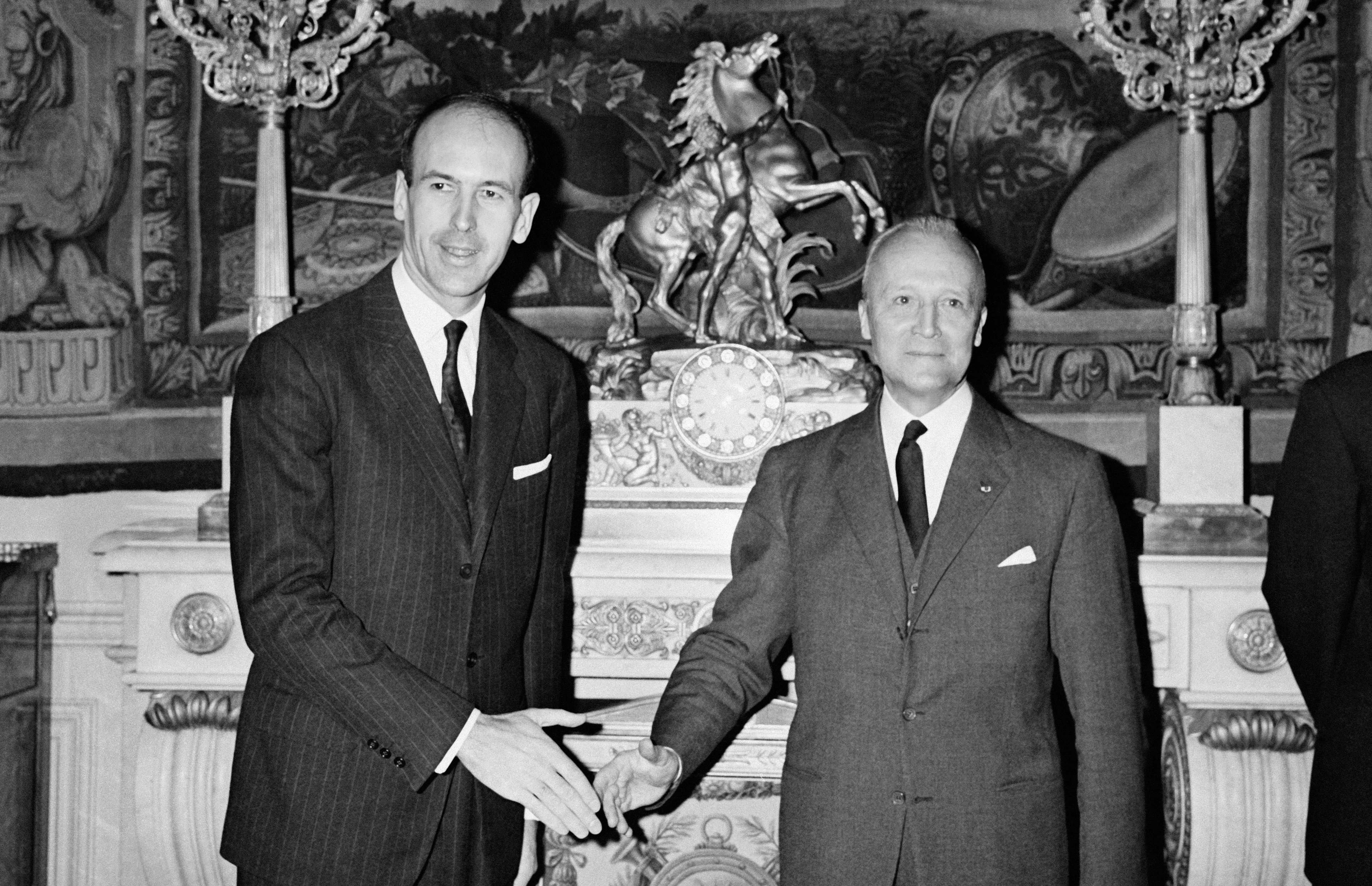 Valéry Giscard d'Estaing y Wilfrid Baumgartner en el Ministerio de Finanzas, el 19 de enero de 1962 en París, Francia. | Foto: Getty Images