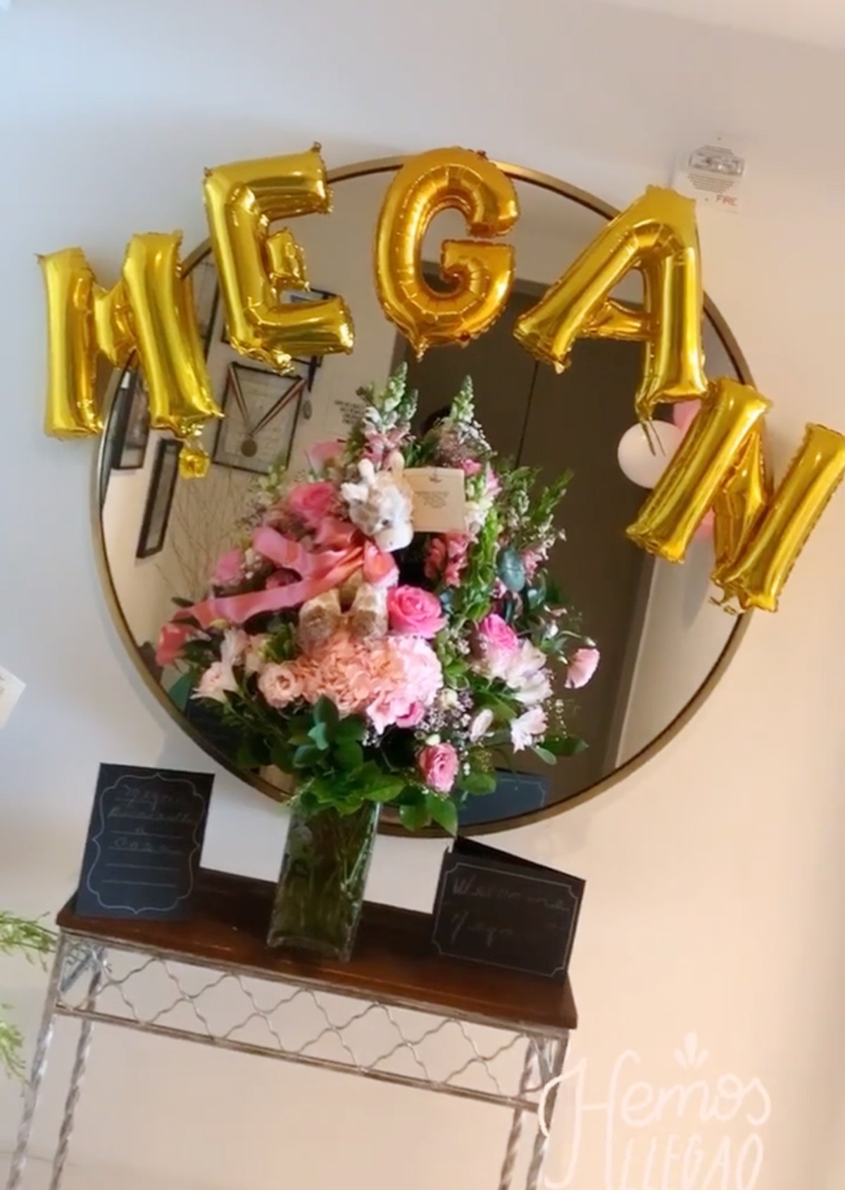 Michelle Galván mostrando las decoraciones que preparó su familia para darle la bienvenida a ella y a su recién nacida. | Foto: Historias de Instagram/ michellegalvantv Michelle Galván mostrando las decoraciones que preparó su familia para darle la bienvenida a ella y a su recién nacida. | Foto: Historias de Instagram/ michellegalvantv
