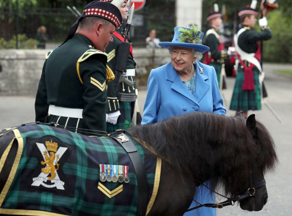 La reina Elizabeth II habla con el pony mayor Mark Wilkinson en las puertas de Balmoral, durante el verano de 2019 en Escocia. | Foto: Getty Images