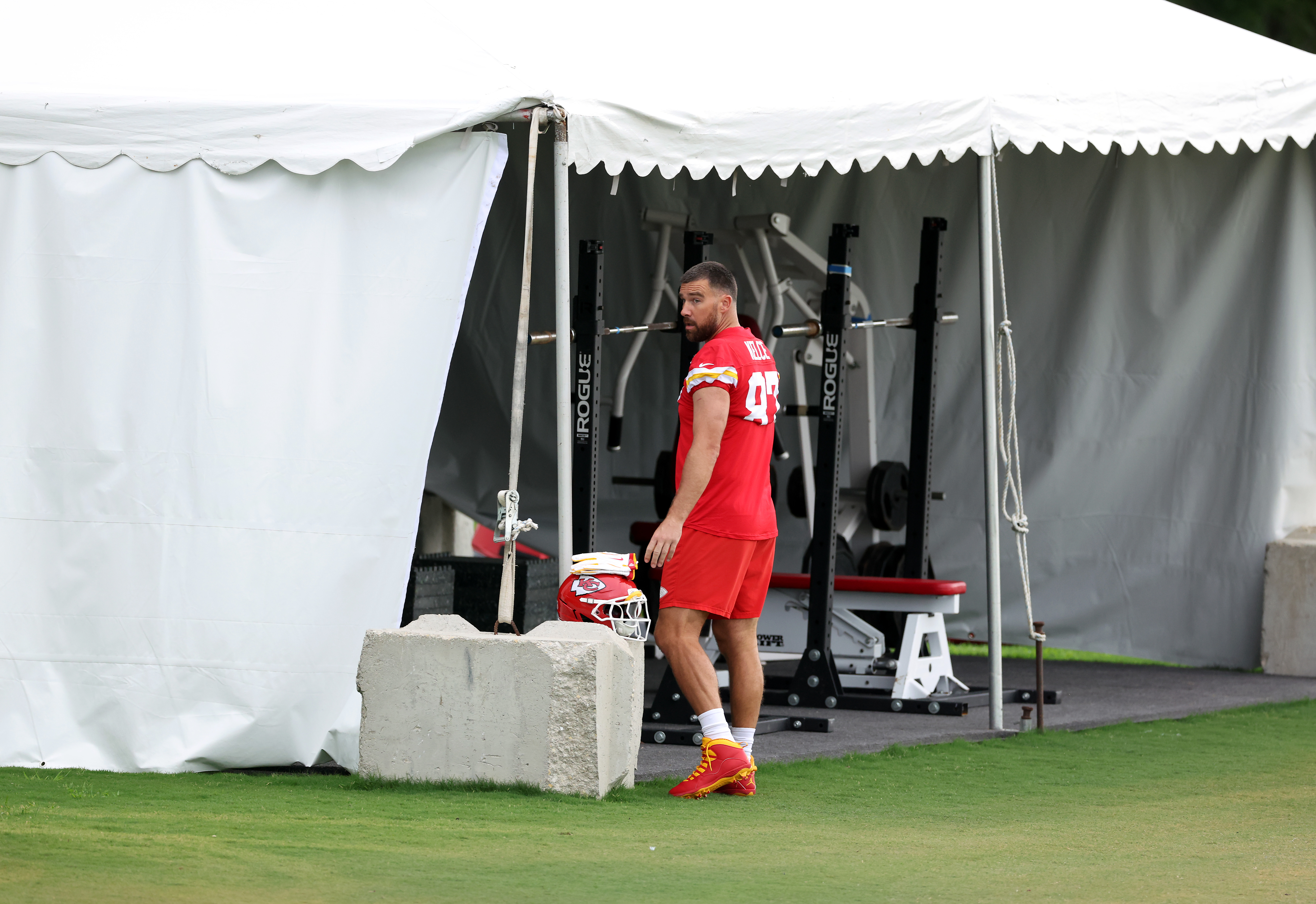 Travis Kelce continues his training camp routine, though it wasn't long before his appearance became a talking point among fans online. | Source: Getty Images