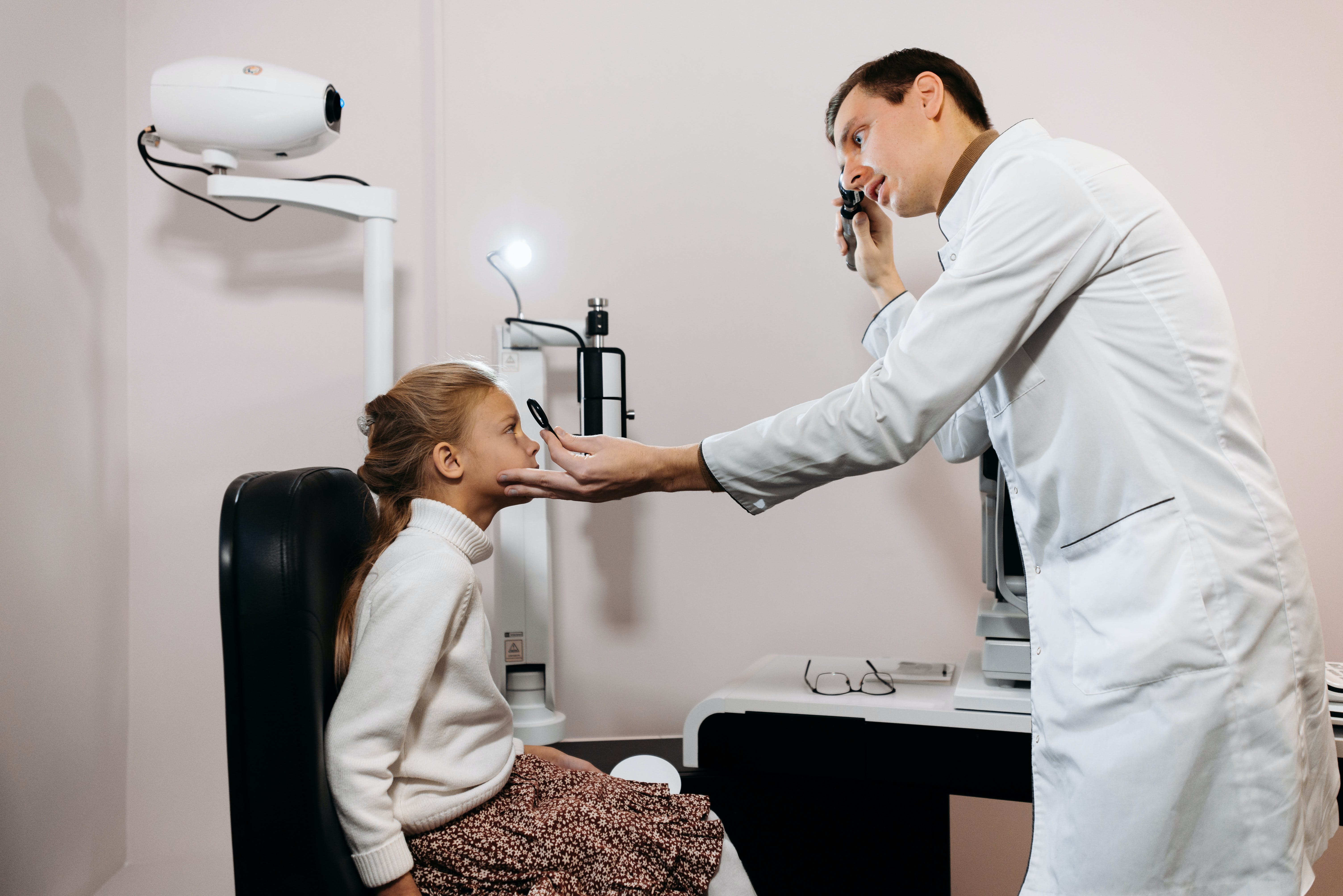 A little girl getting an eye examination. | Source: Pexels
