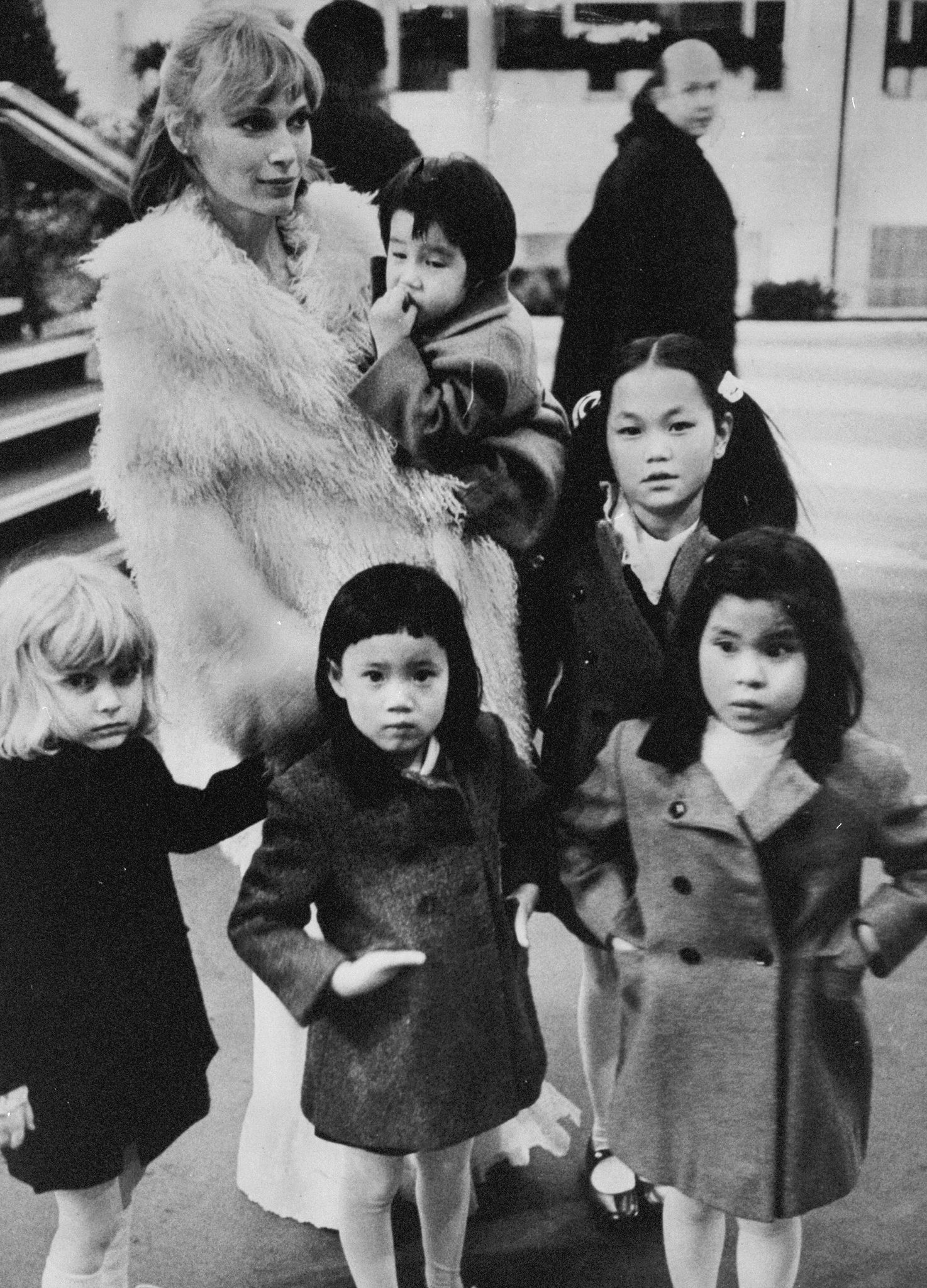 Mia Farrow and five of her fourteen children Mia, Misha,  Soon Yi, Fletcher,  Summer, and Lark. | Source: Getty Images