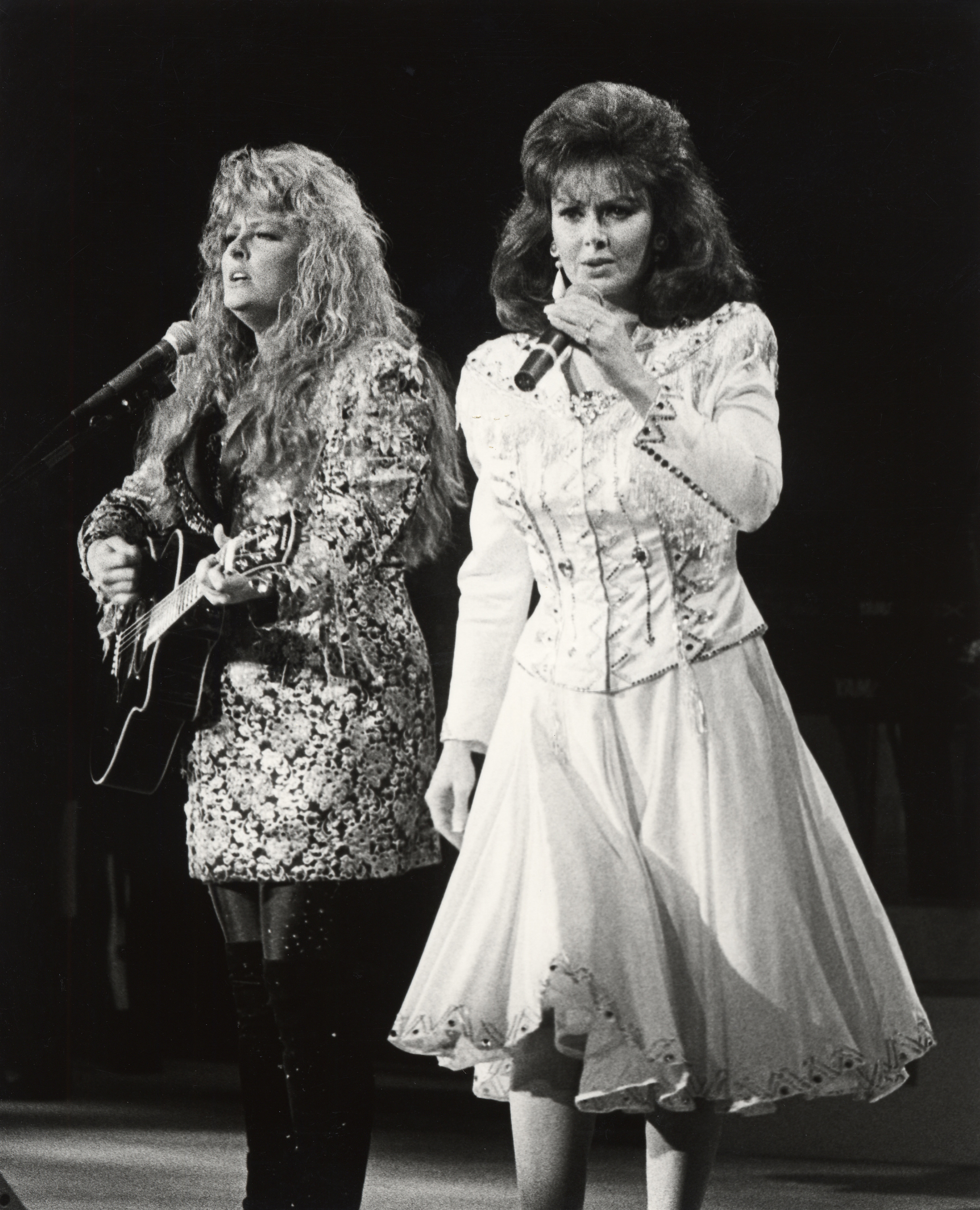 The girl and her mom performing at a concert in Orange County, California, on June 23, 1991 | Source: Getty Images