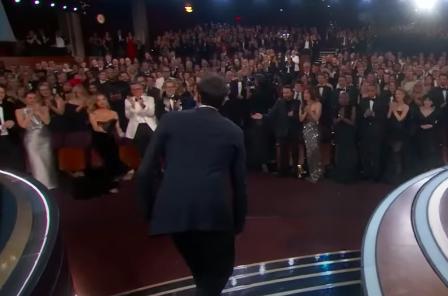 Another angle of Adrien Brody throwing his piece of gum to Georgina Chapman during the Oscars. | Source: YouTube/ABC News