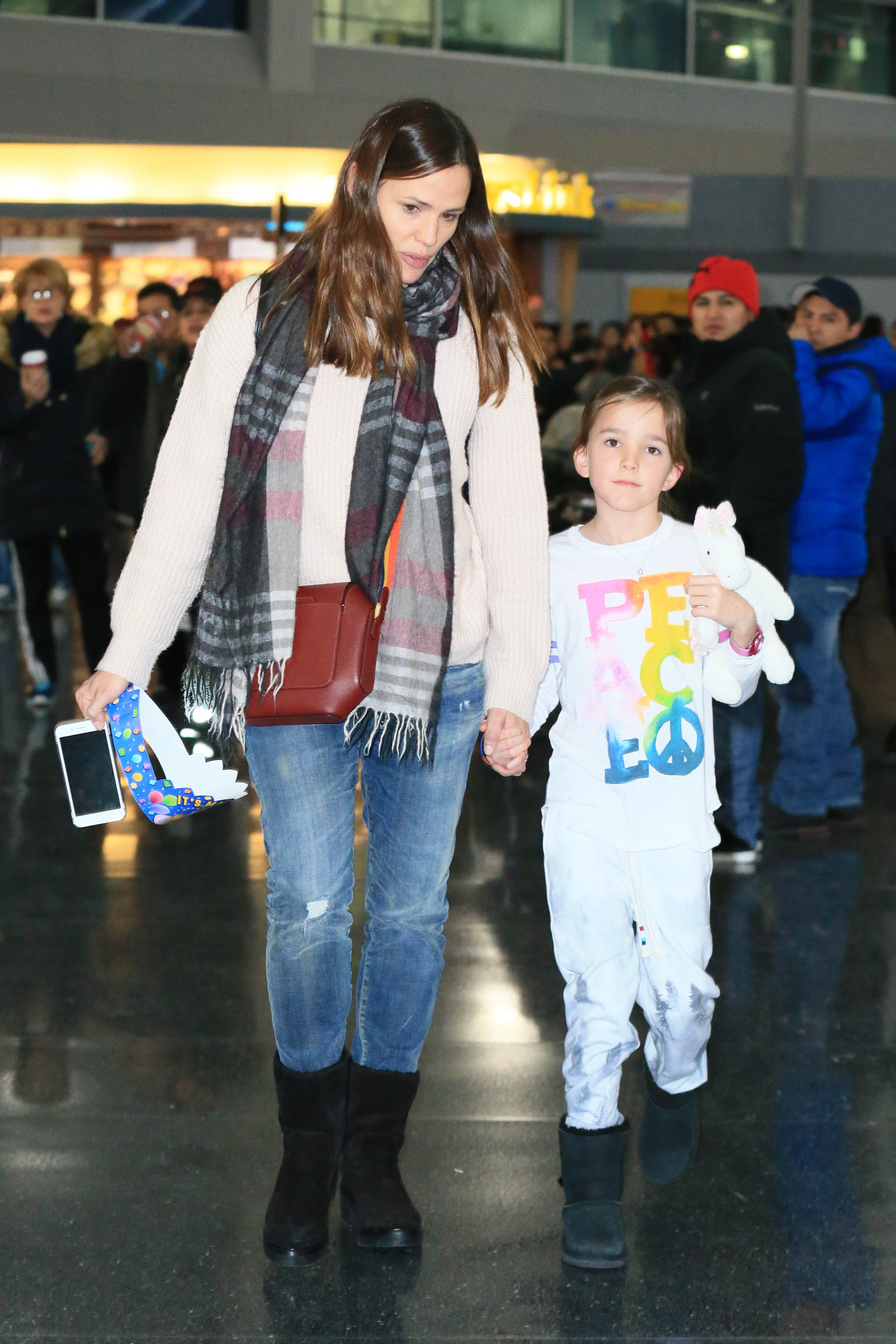 Jennifer Garner and Seraphina Affleck at JFK on January 6, 2017 in New York City. | Source: Getty Images